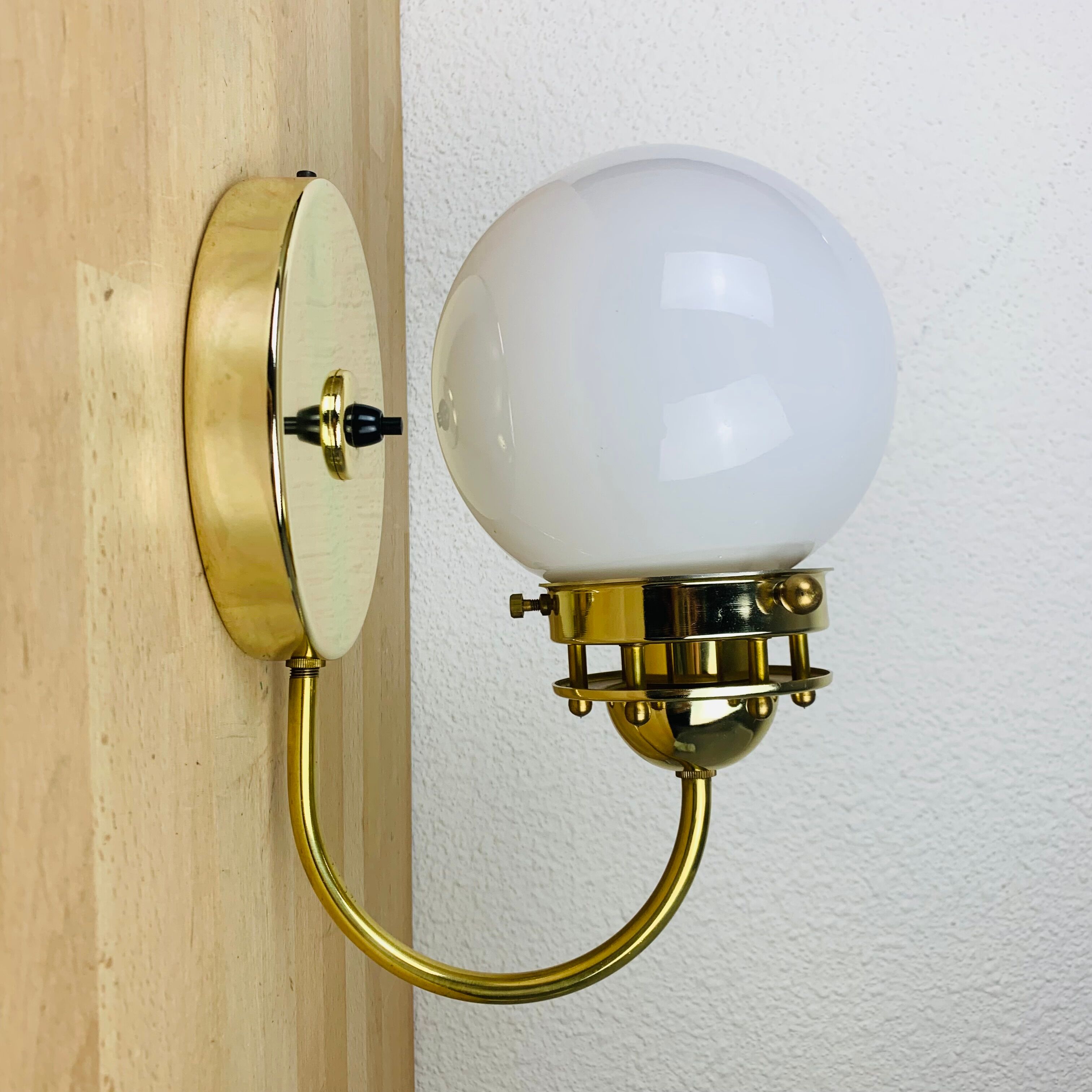 Brass wall lamp and opaline globe