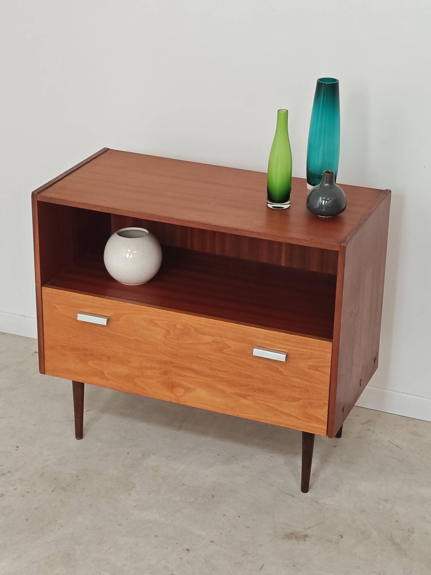 Petit meuble d'appoint buffet en bois 1970