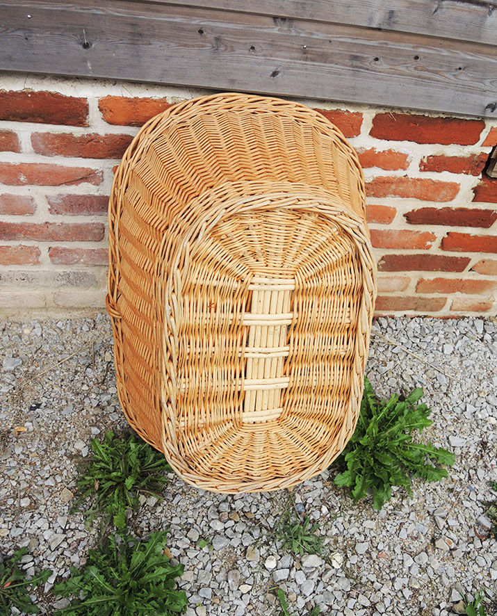 Basket with light wicker linen