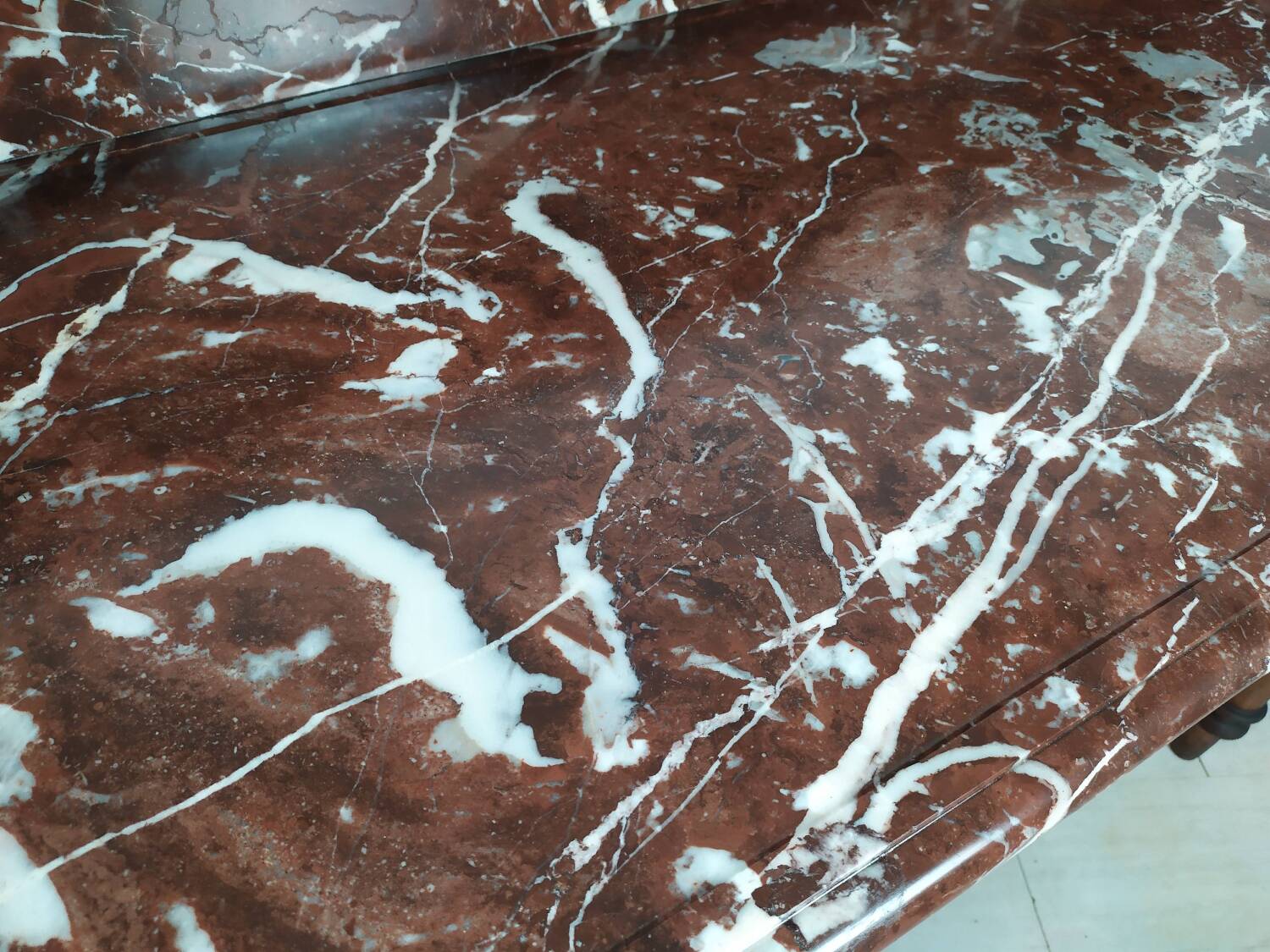 Burgundy marble dressing table