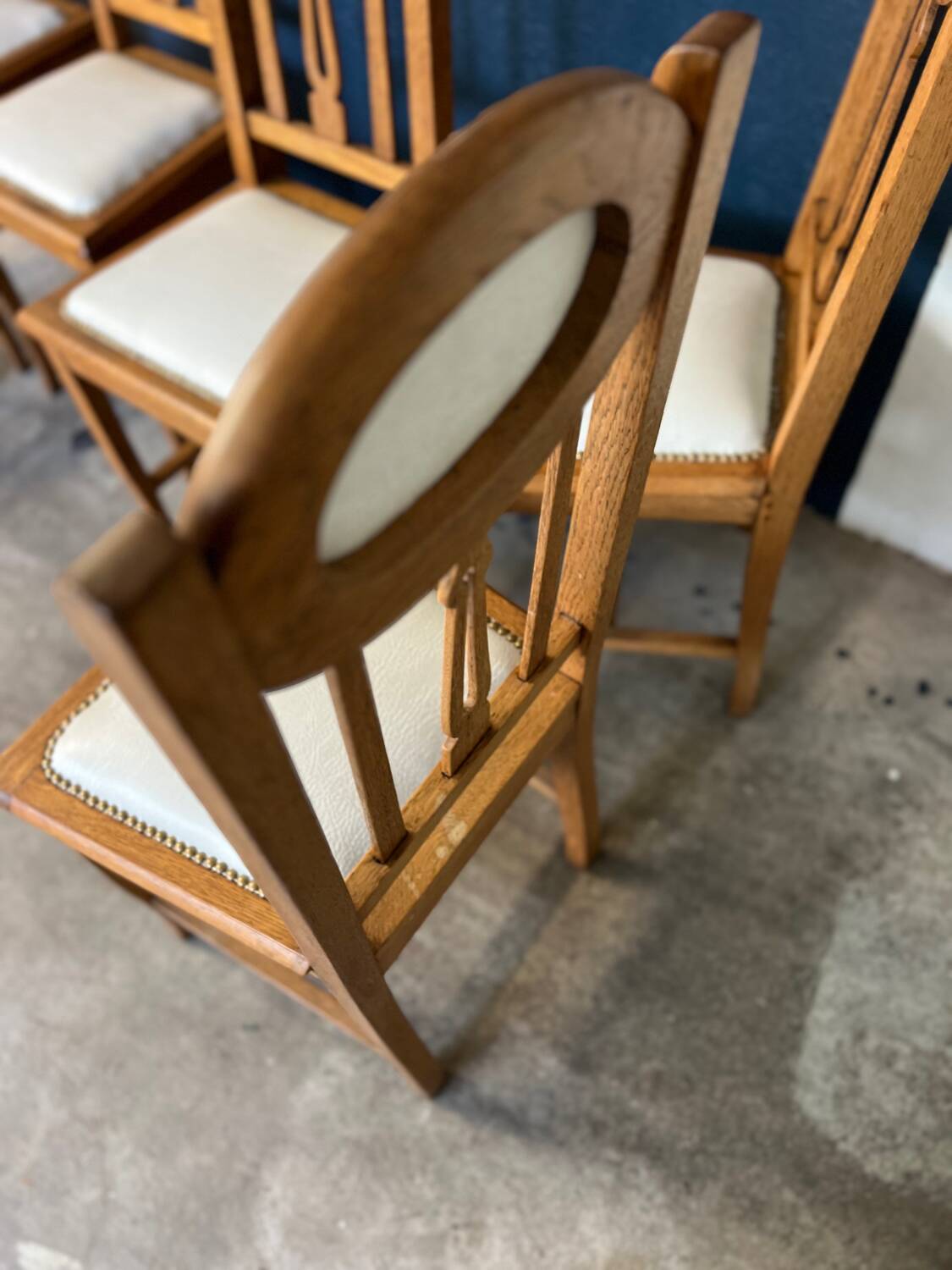 6 chaises en chêne et cuir blanc cassé