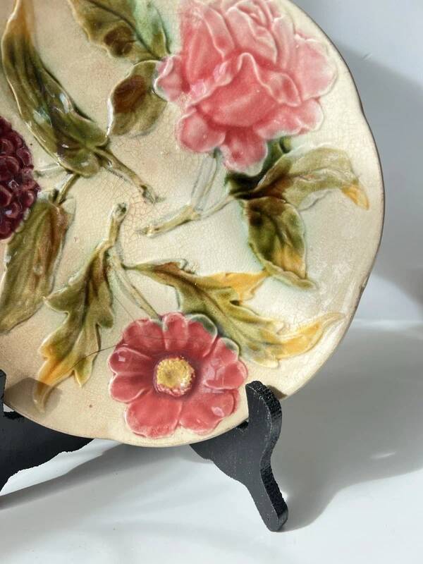 Art Deco barbotine plate from the 1930s – floral decoration of pink zinnia and dahlia – antique ceramic Ø 22 cm