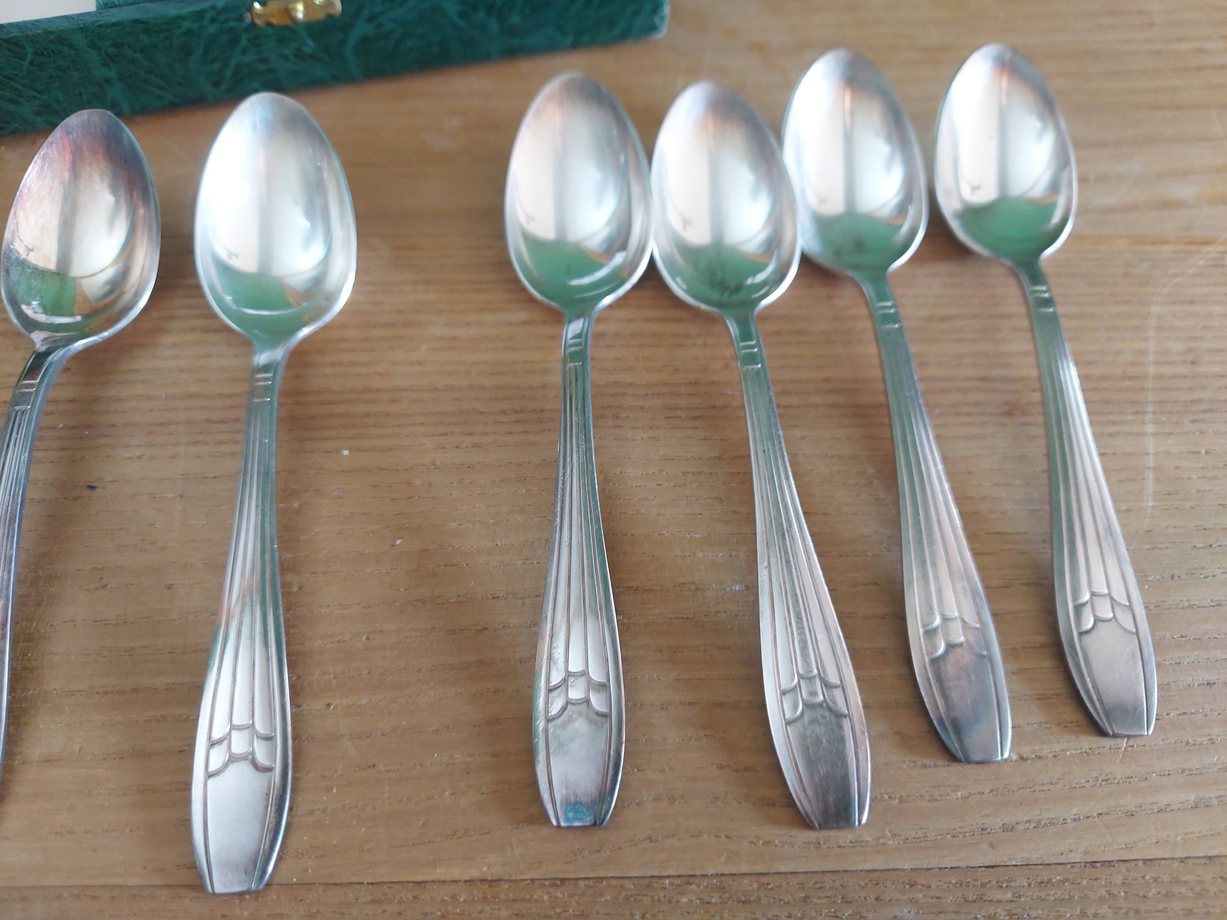 6 petites cuillères en métal argenté art déco