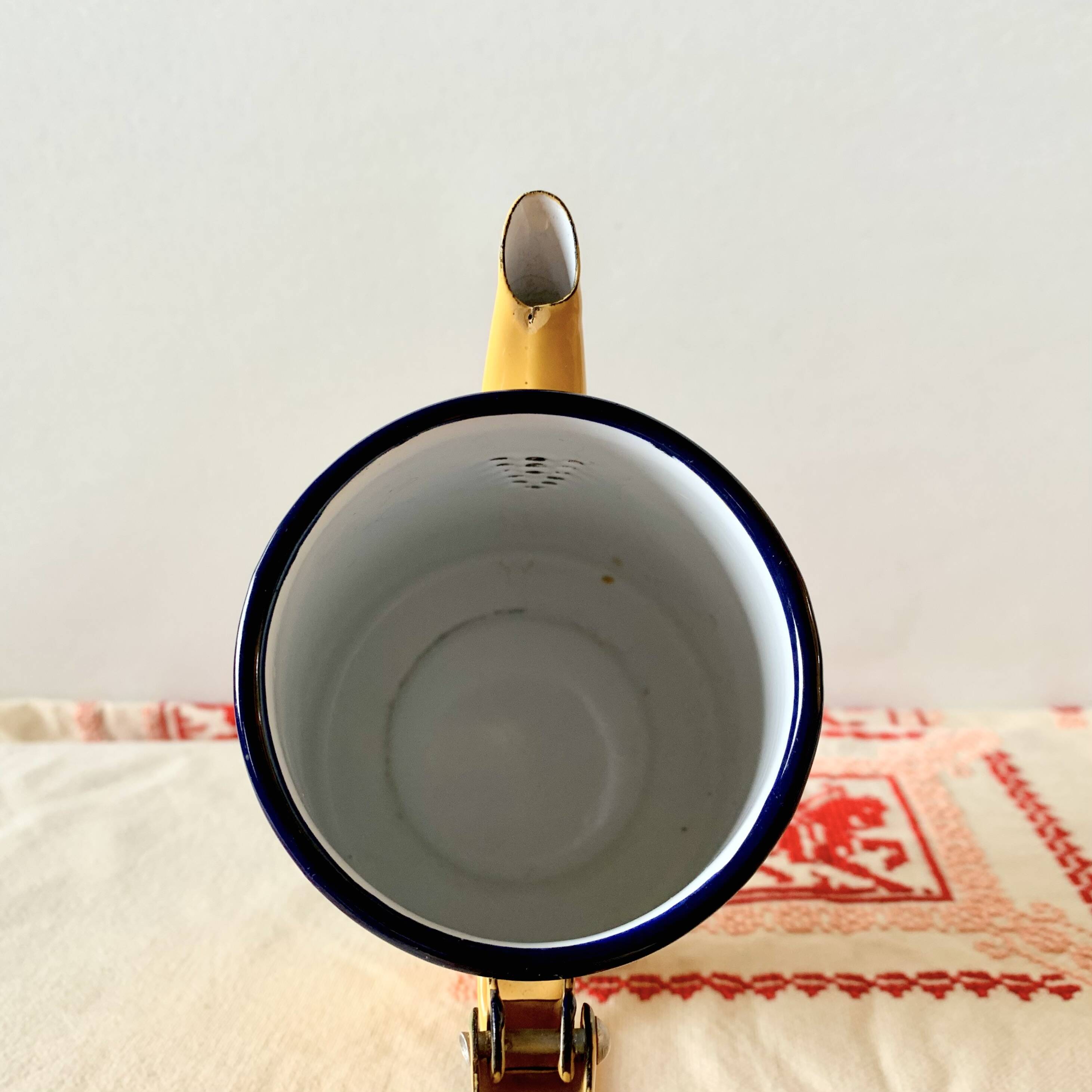 Old coffee maker in yellow enameled sheet metal - olive decor