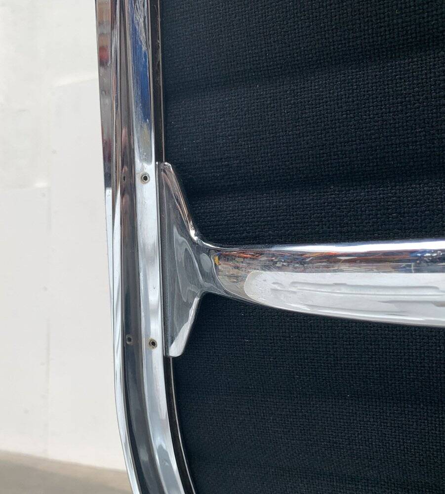 Set of aluminium chairs EA 124 Mid-Century by Charles & Ray Eames for Herman Miller, 1960s.