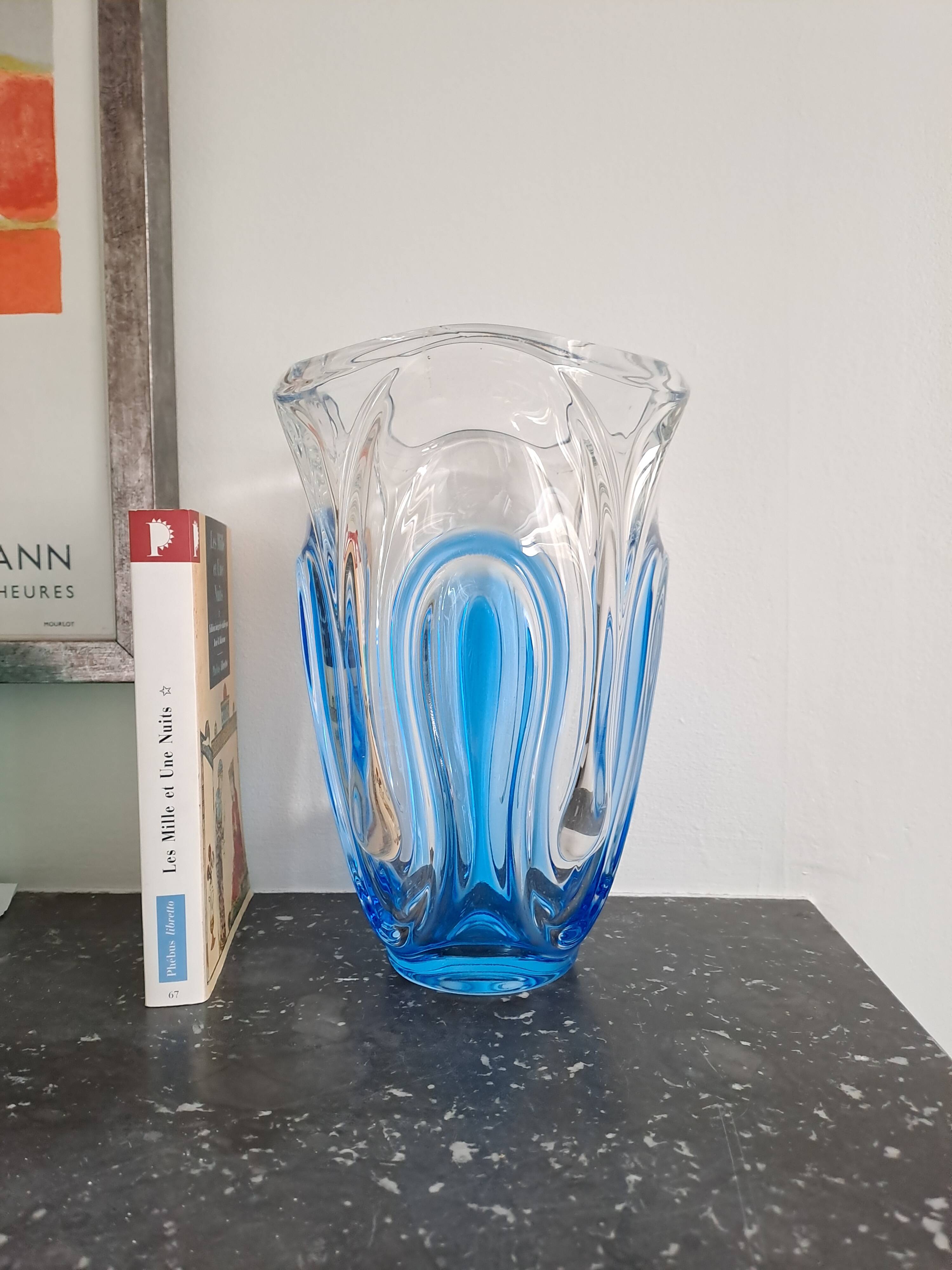 Large two-tone pressed glass vase in the Art Deco style (Walther Glas, Germany, late 20th century)