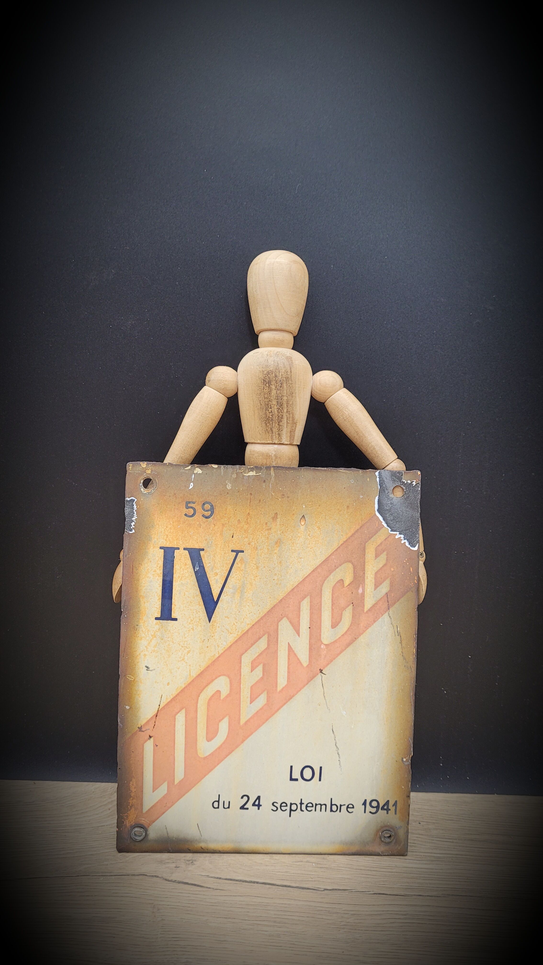 License IV enamelled plate