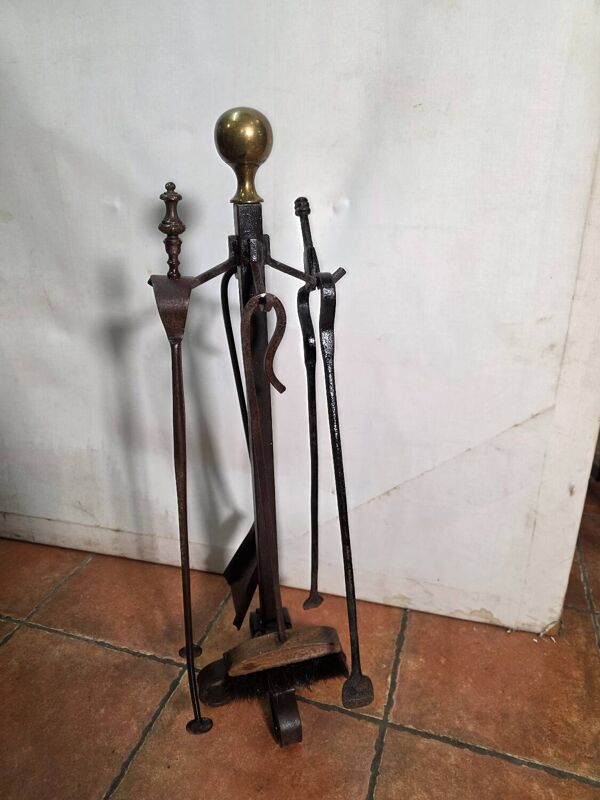 Ancien nécessaire de cheminée en fer forgé massif et laiton