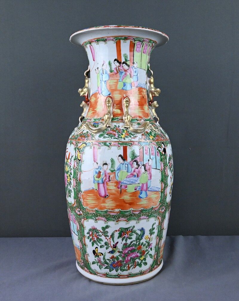 Important Canton porcelain vase, China – late 19th century