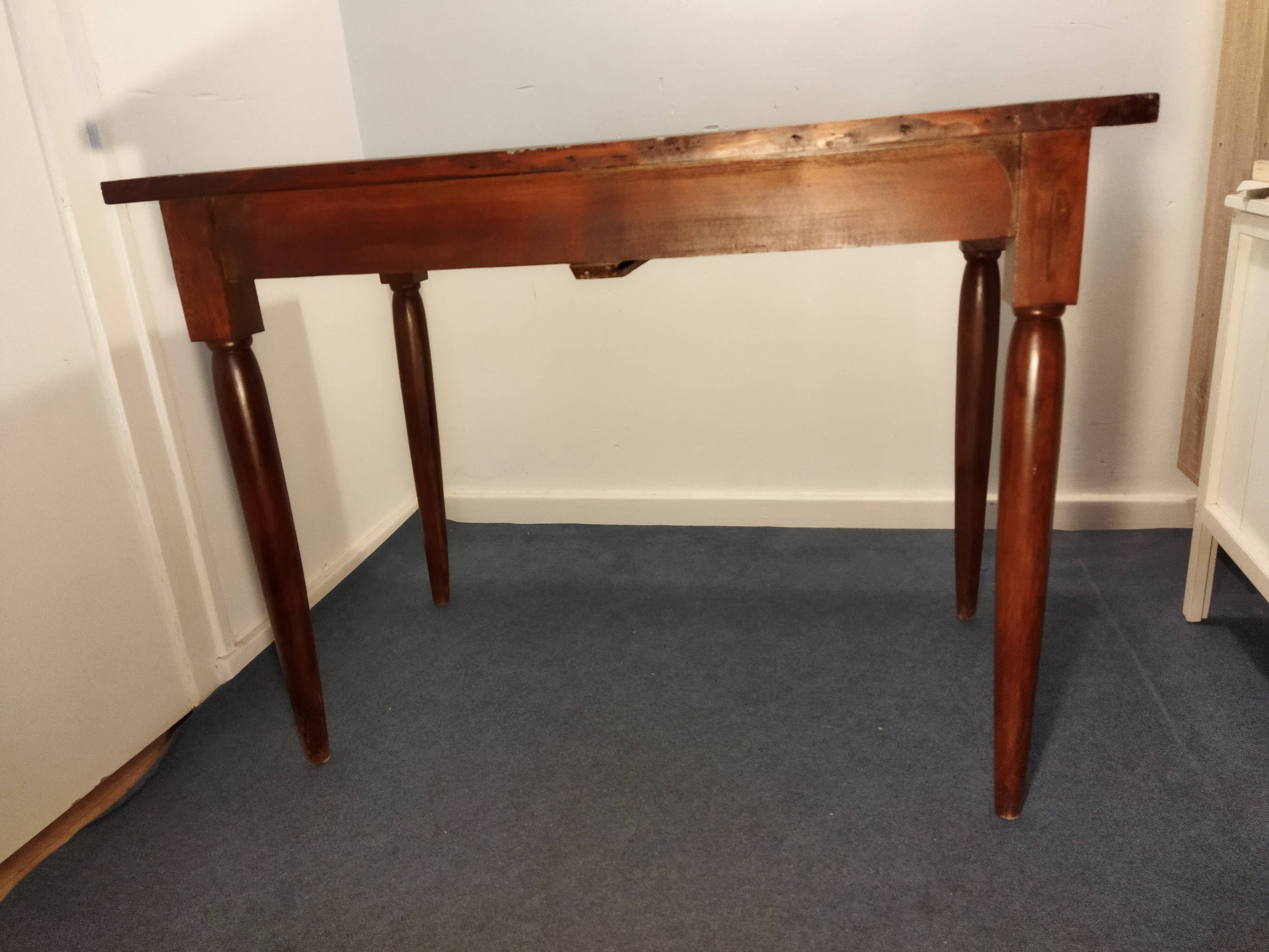 Desk feet spindles