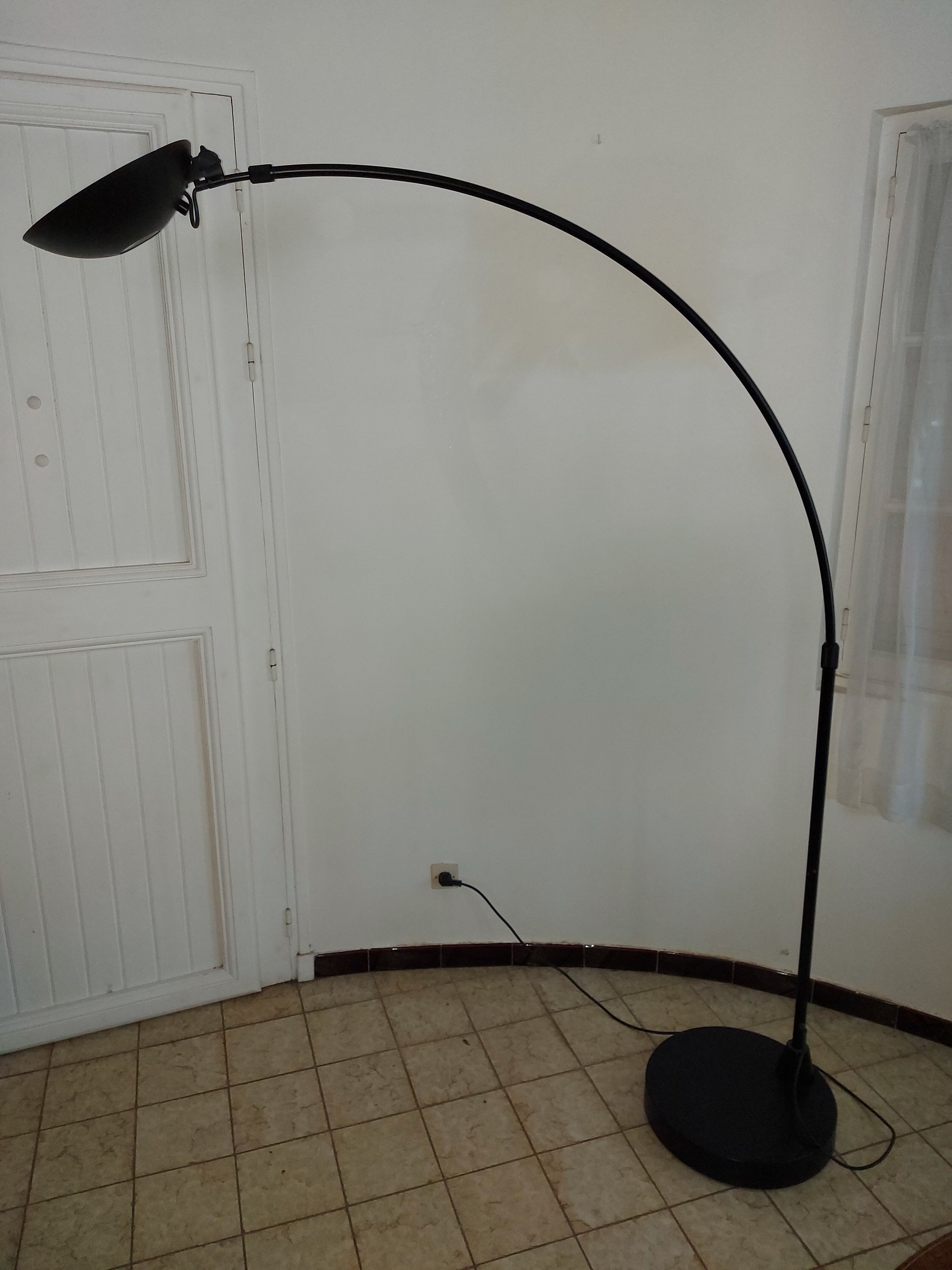 Lampadaire noir arqué Leonardo Marelli pour Estiluz vintage 1980'S