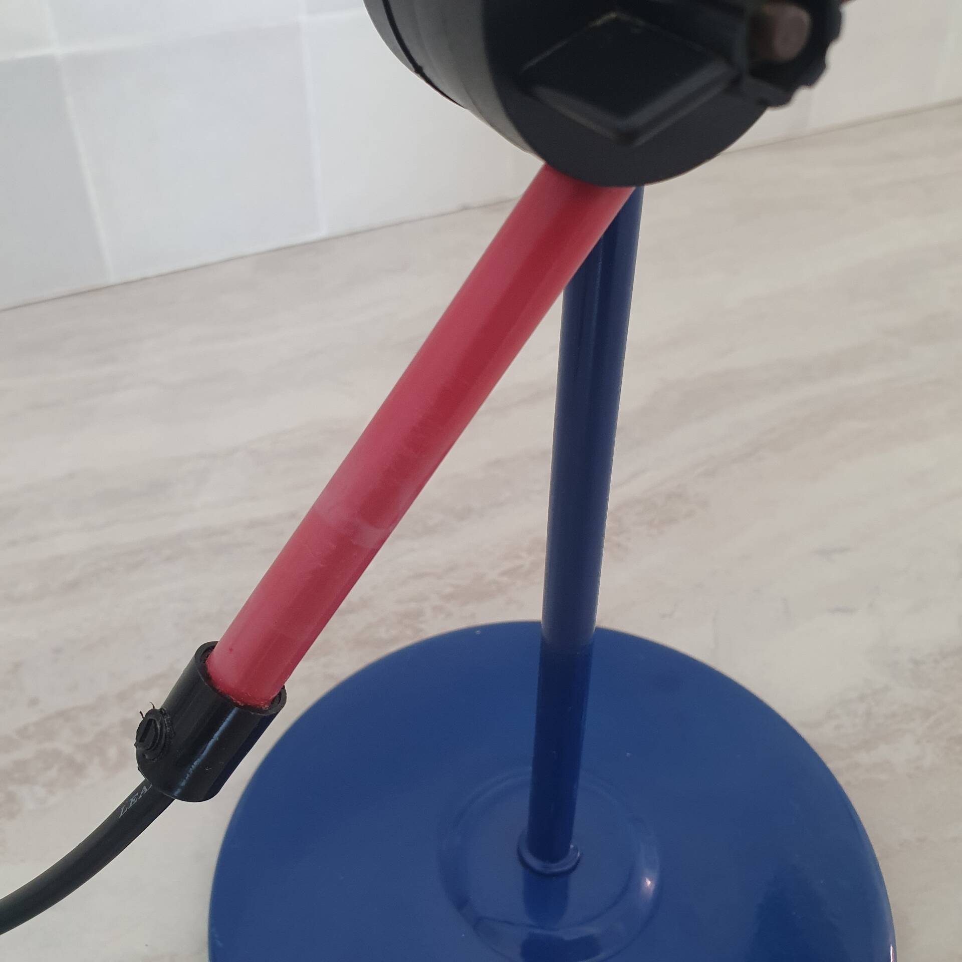 Lampe de bureau style Memphis bleu rouge vert