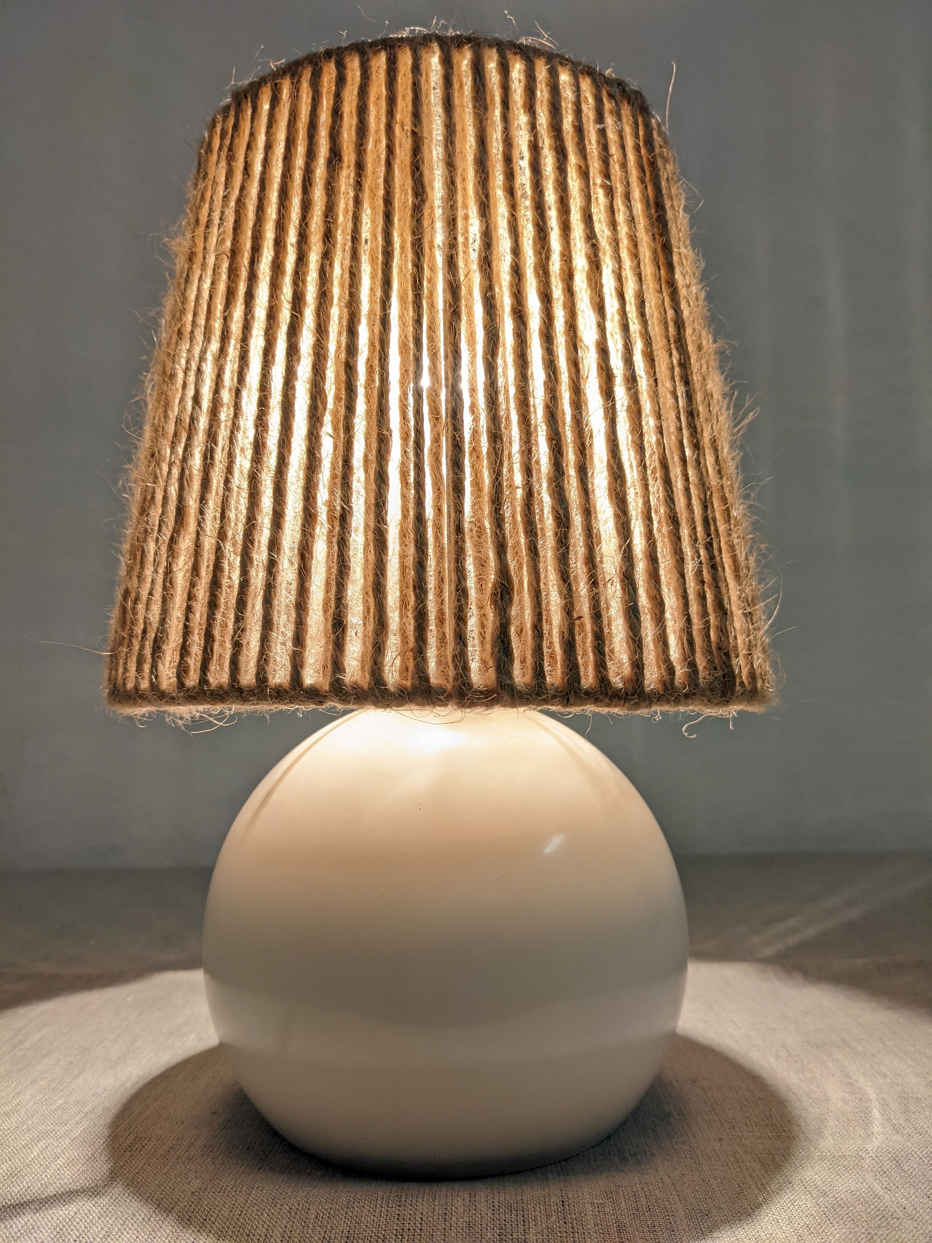 Lampe boule vintage métal et corde de jute