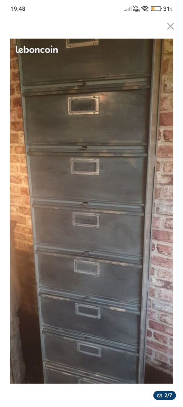 Meuble à clapets en métal – Pièce iconique du design industriel