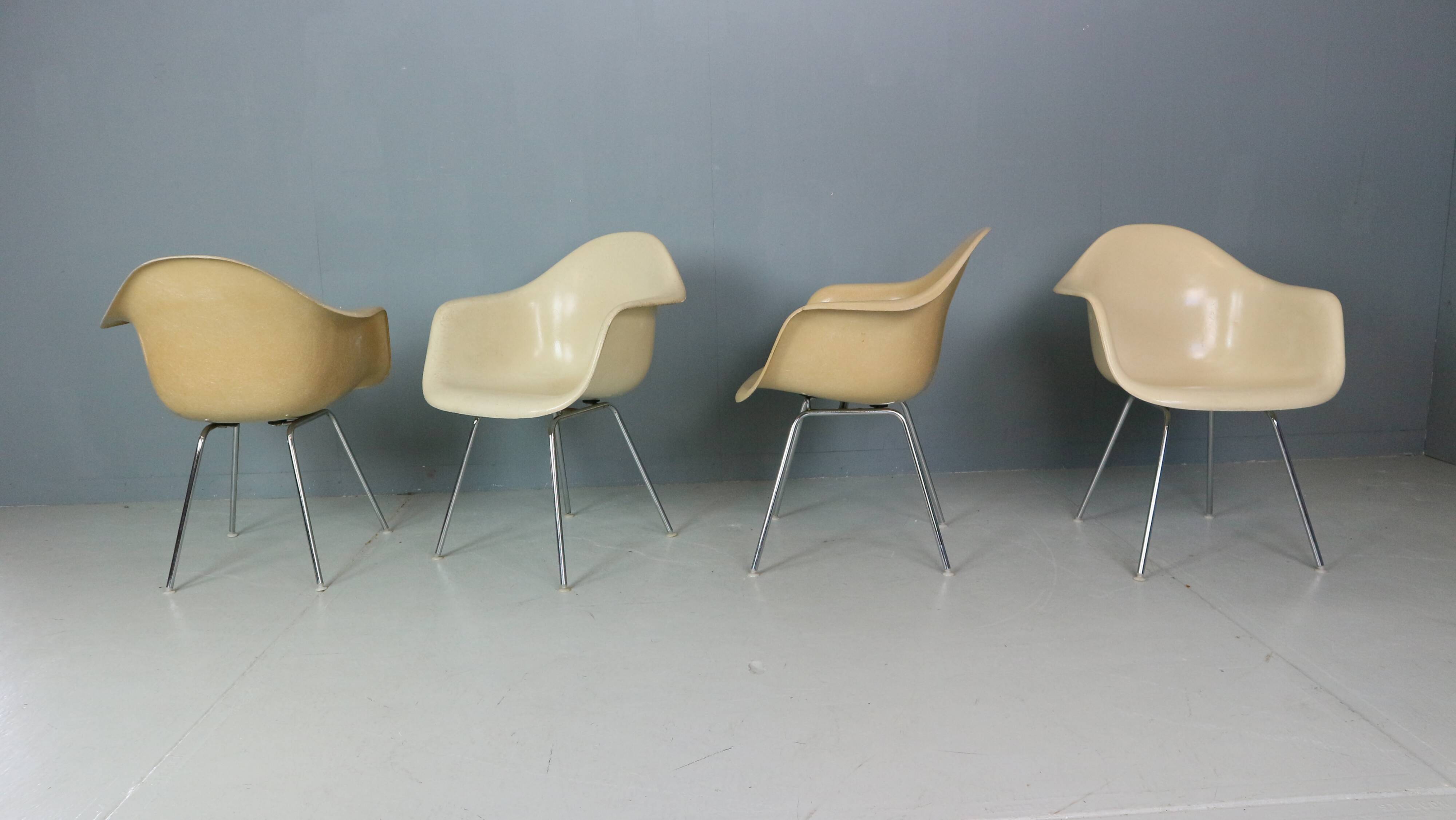 Charles & Ray Eames Set of 4 Off white "H-Base" Chairs for Herman Miller, 1960