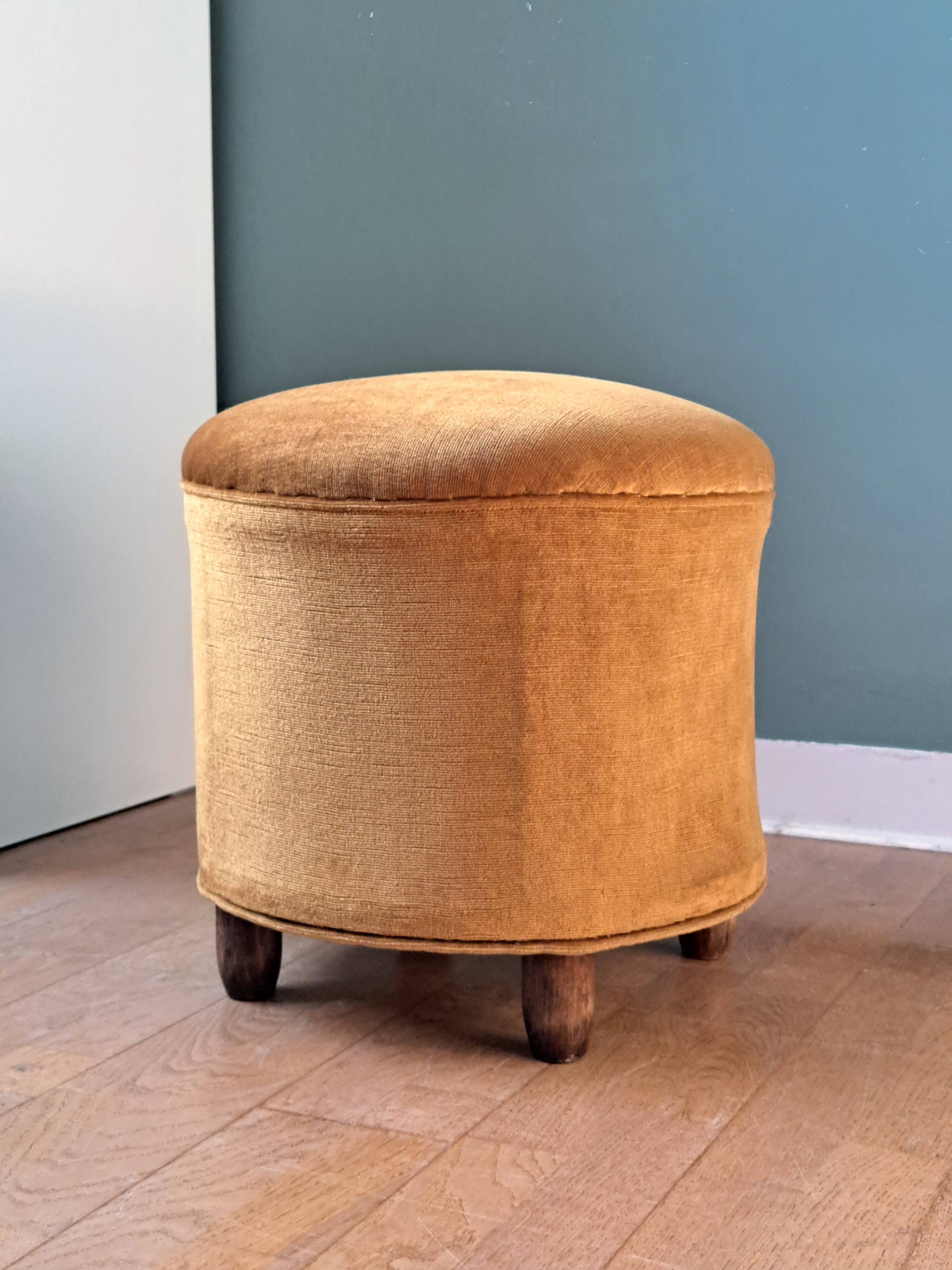 Golden velvet pouf