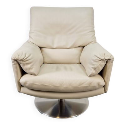 Fauteuil Cece pivotant en cuir de Leolux