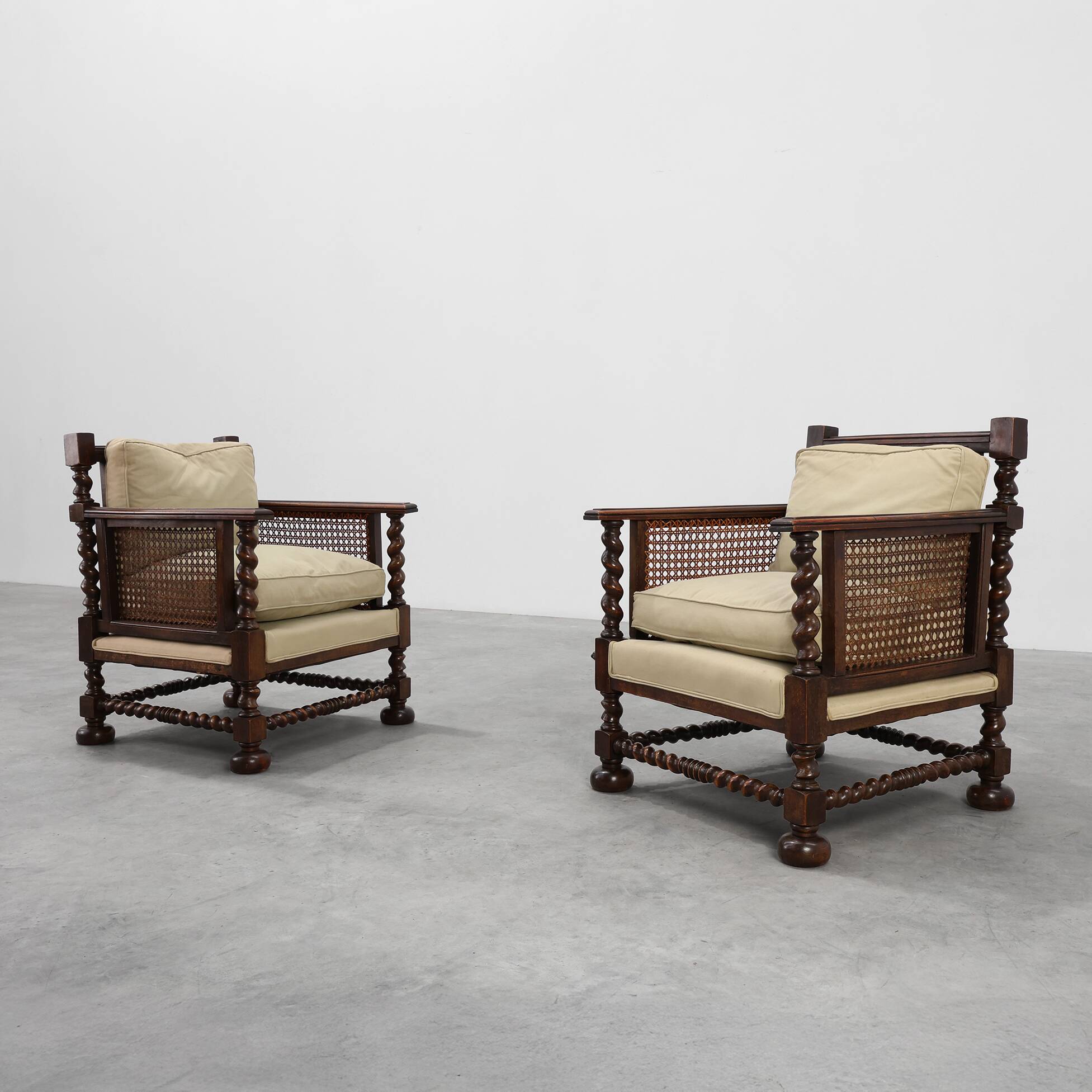Paire de fauteuils en chêne anglais antique et en rotin avec des détails torsadés, Royaume-Uni c
