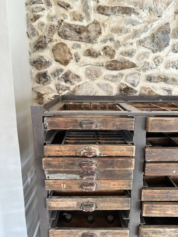 Meuble d’imprimerie ancien à tiroirs – bois & métal – industriel