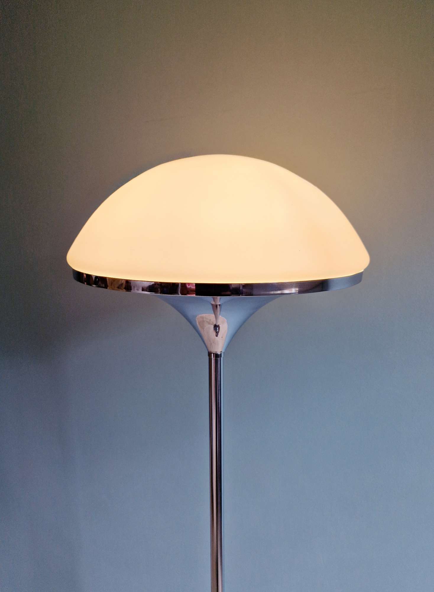 Modernist floor lamp in chrome metal and satin glass, 1960.