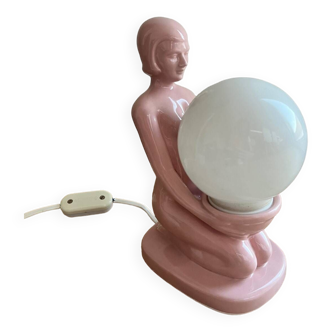Lampe « femme nue »  en ceramique rose pâle avec boule en opaline blanche
