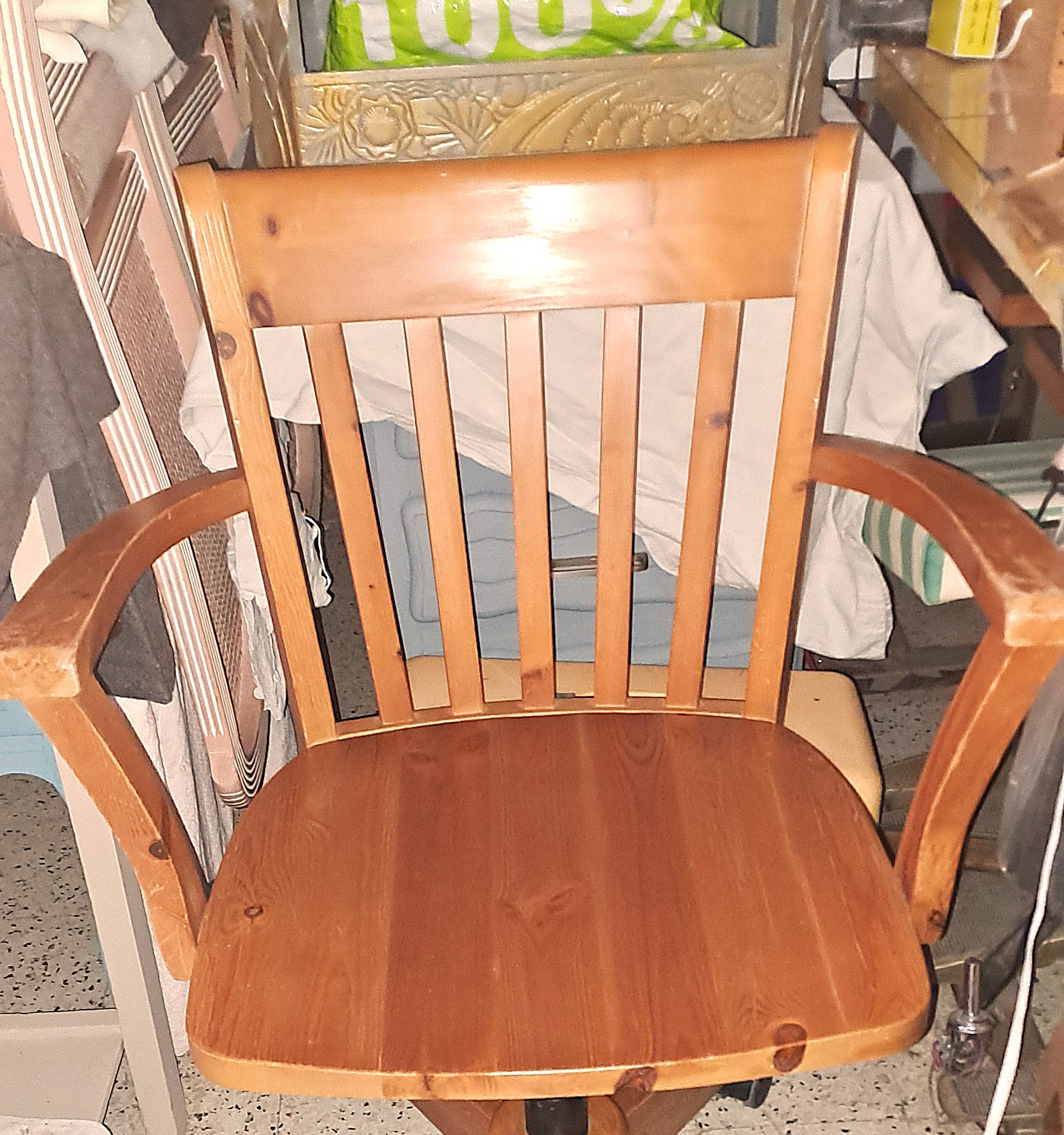 Adjustable office chair in light varnished wood from 1980. Chair sold individually.