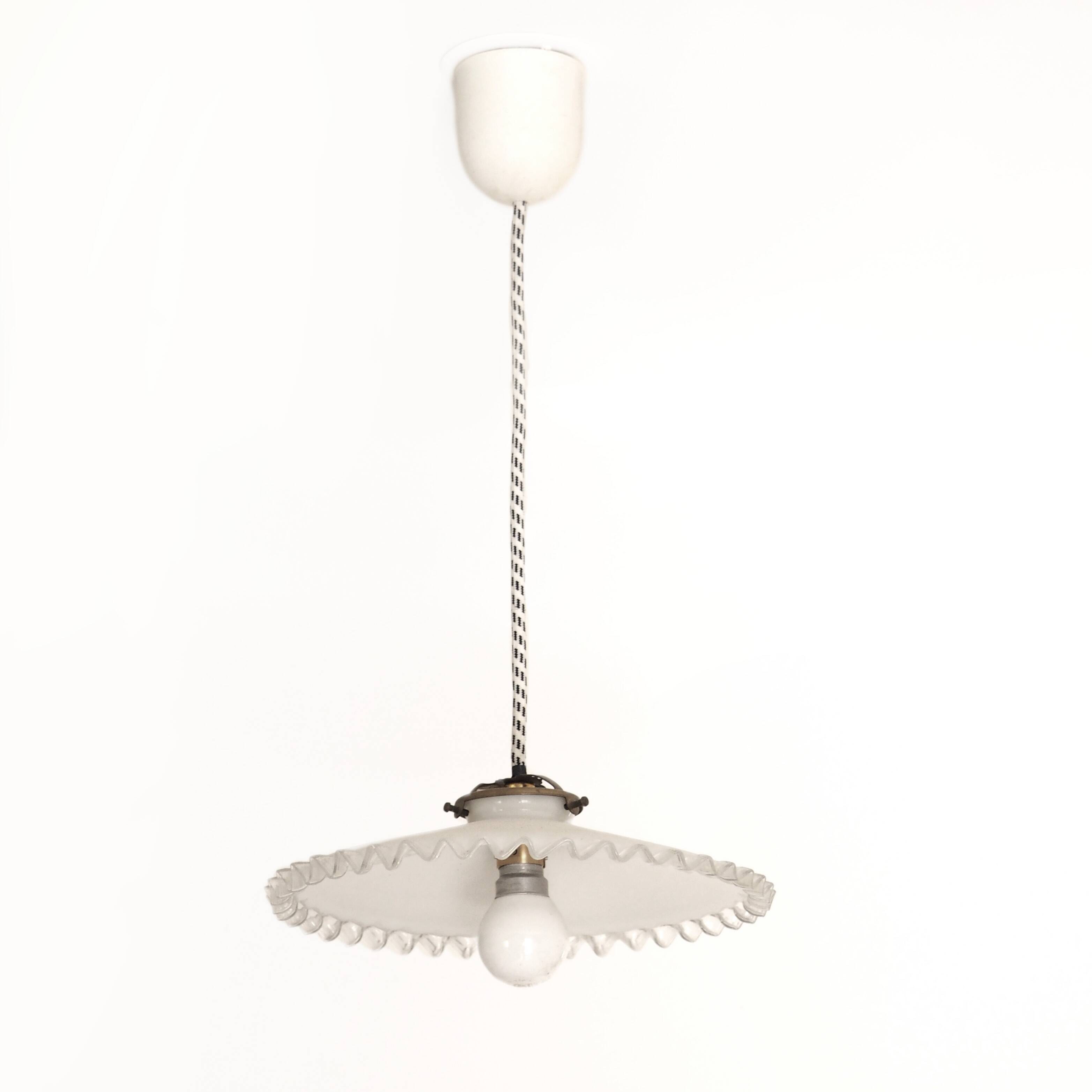 Serrated opaline suspension