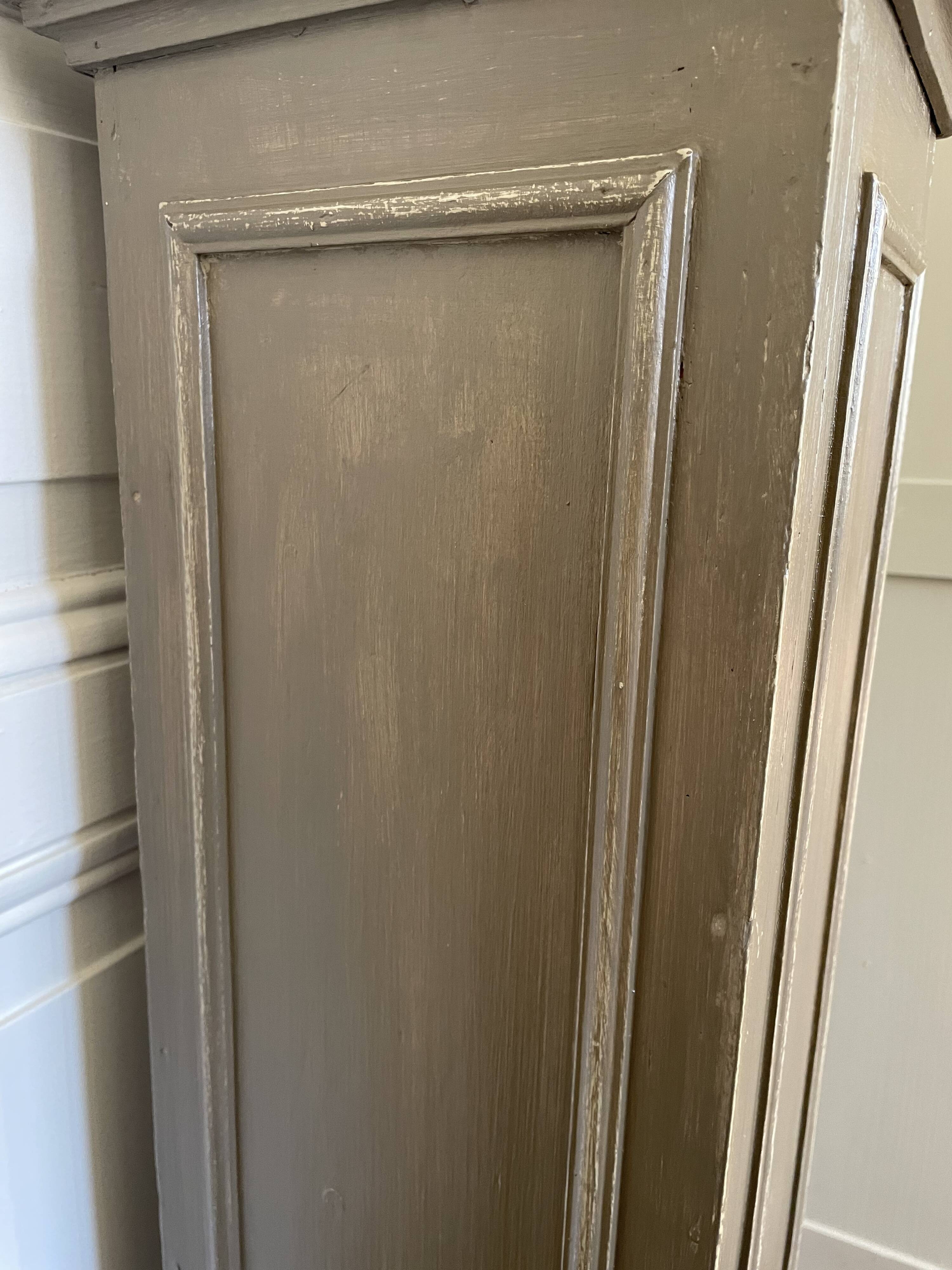 Colonne en bois peint