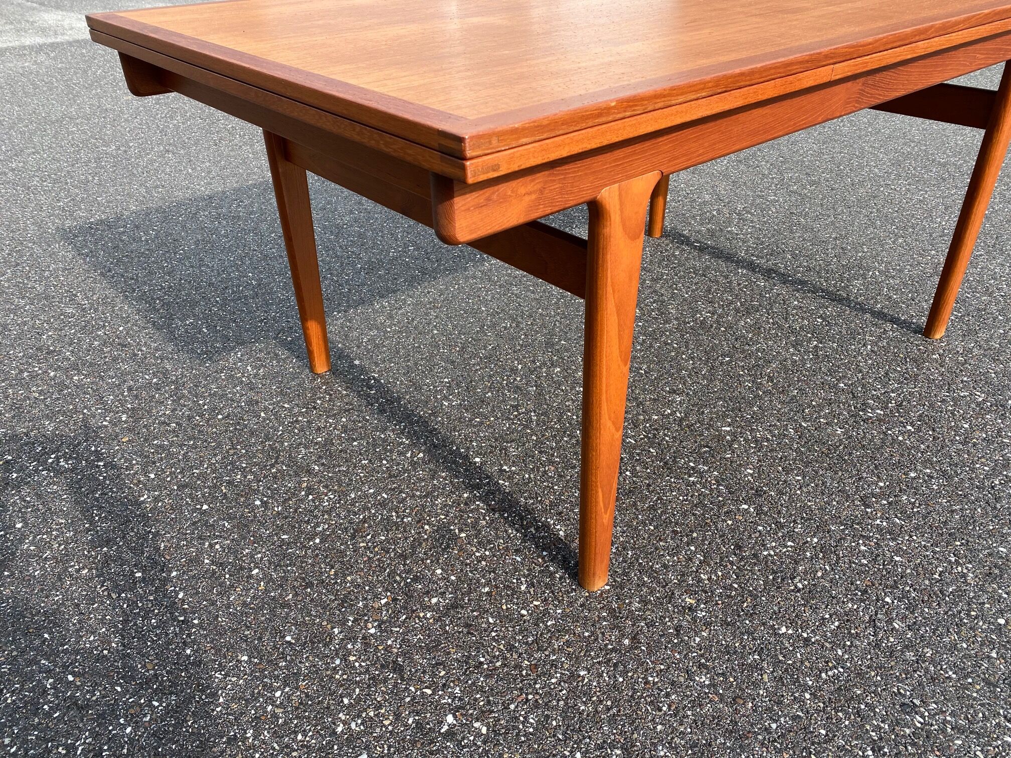 Niels calf otto dining table with extensions