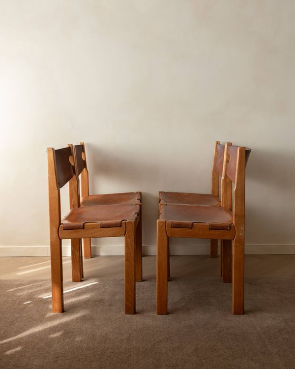 Chaises de salle à manger en chêne brut et cuir par Maison Regain, années 1970, ensemble de 4