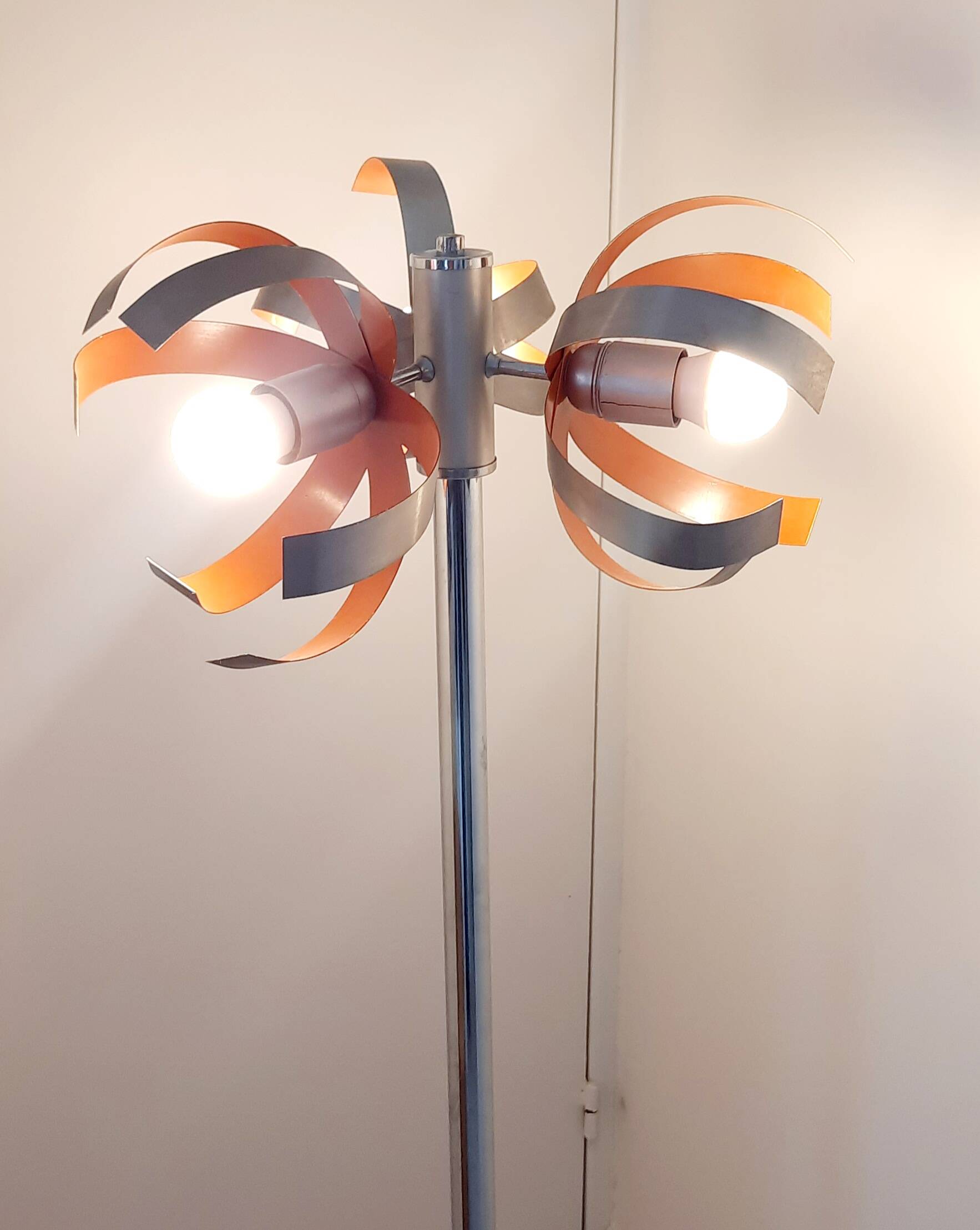 Oxar Space Age floor lamp with light flowers from the 70s.