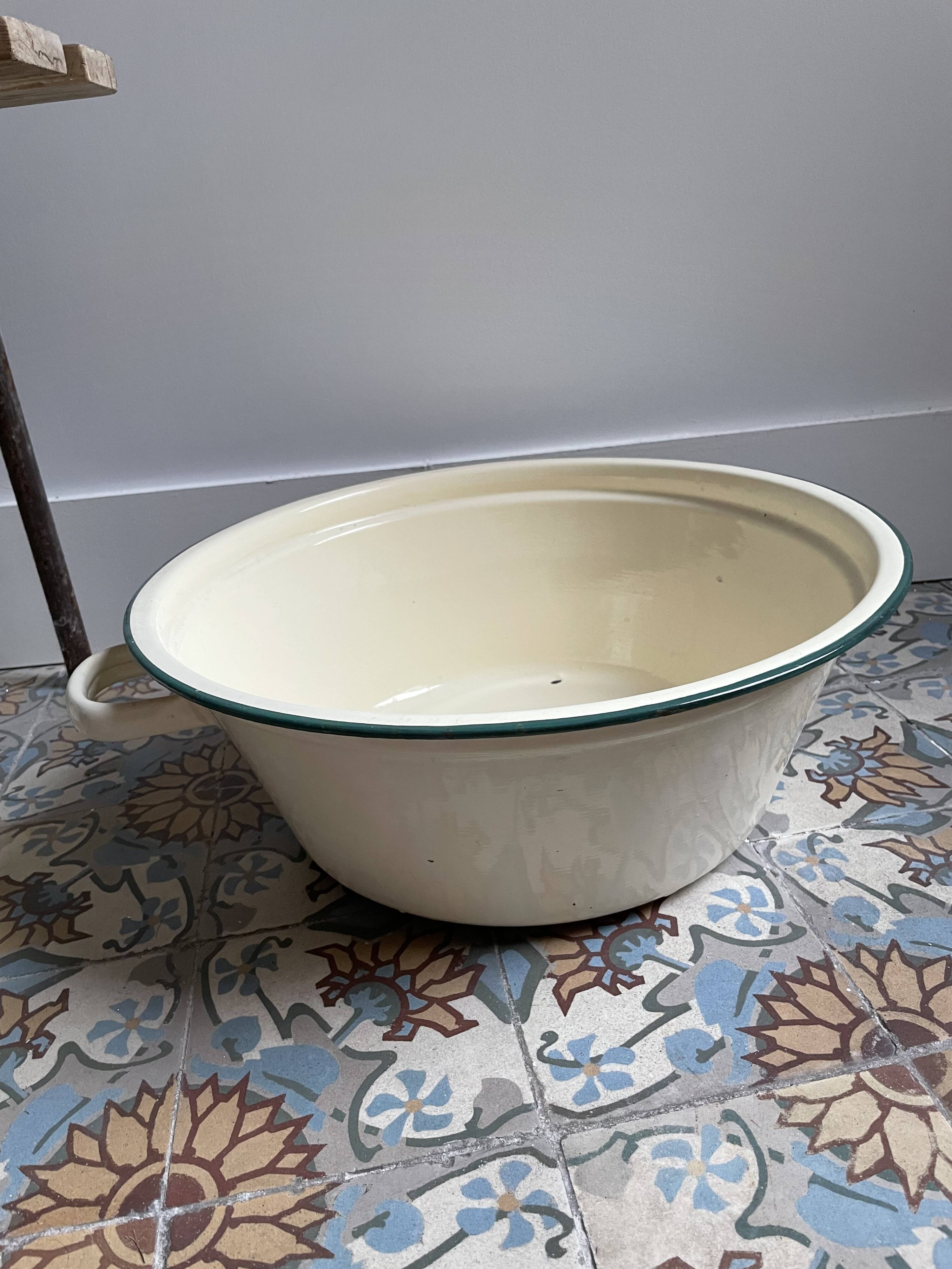 Enamelled basin