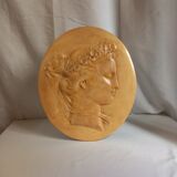 Médaillon en plâtre , haut relief, patine ocre jaune, représentant la divinité agraire romaine Flore