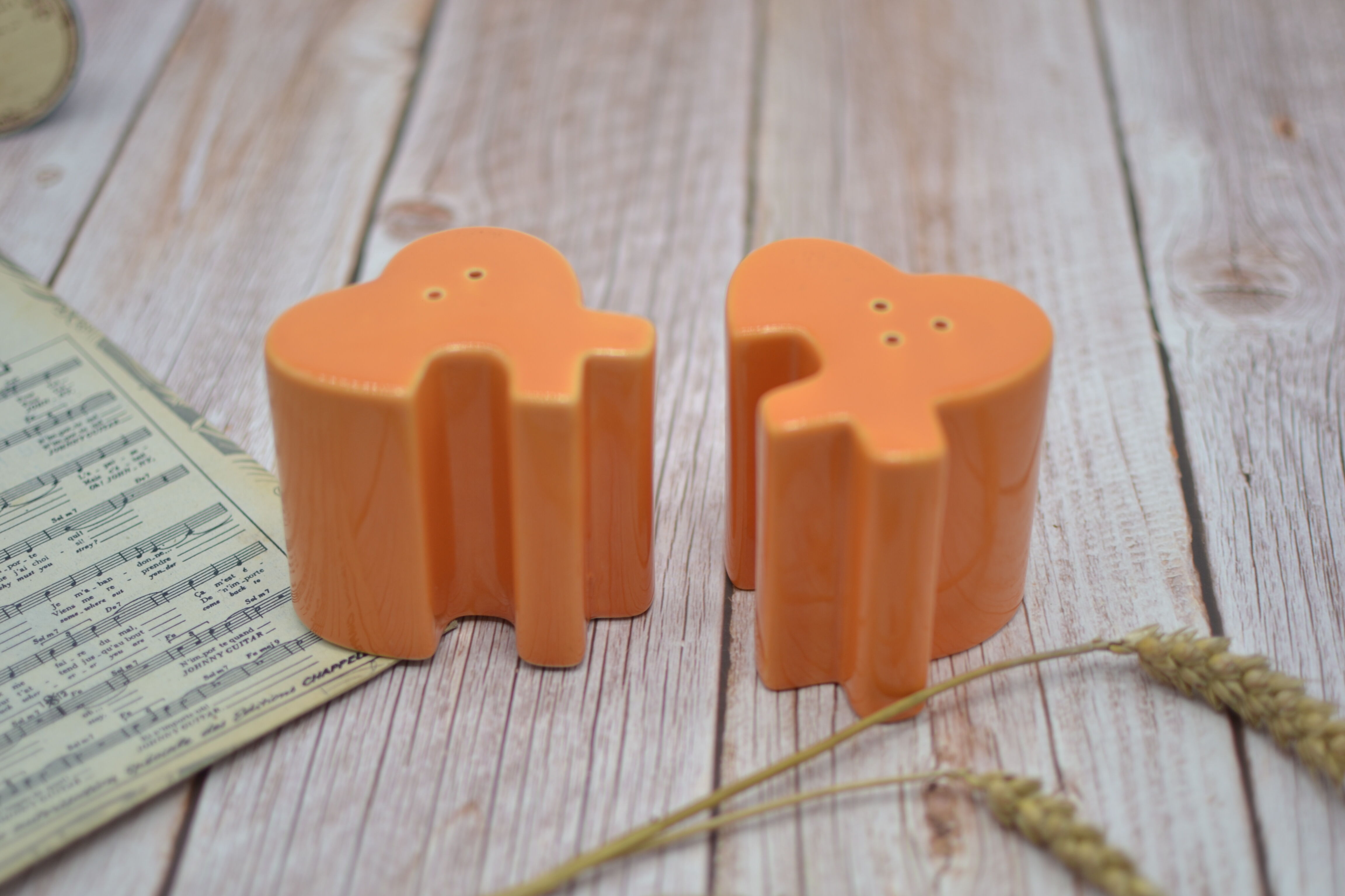 Orange-interlocking Amadeus salt and pepper shaker