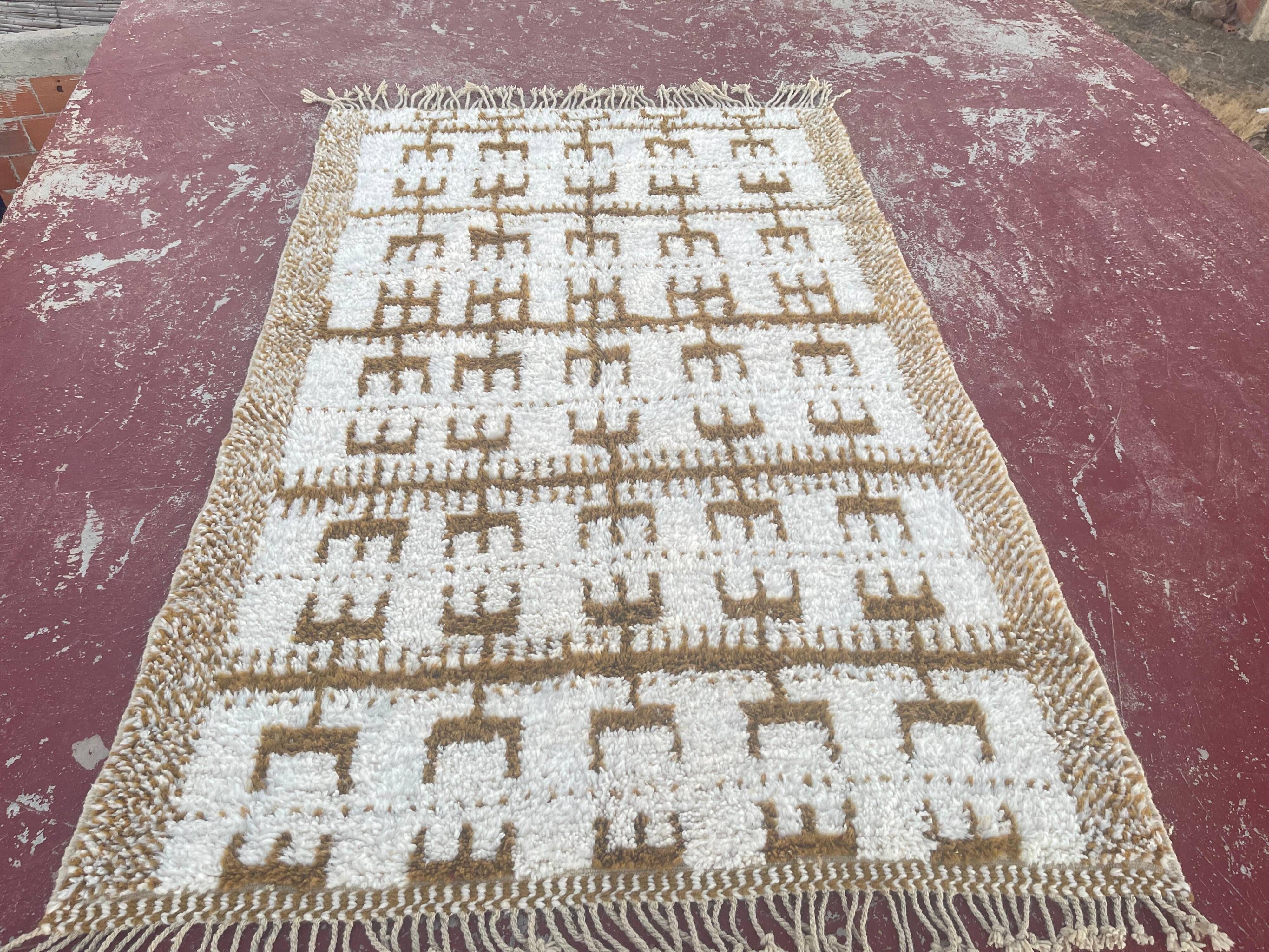 Moroccan Berber rug in cream and camel 250x200 cm – geometric patterns