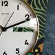 Horloge formica vintage pendule murale silencieuse "Beroz vert ocre"