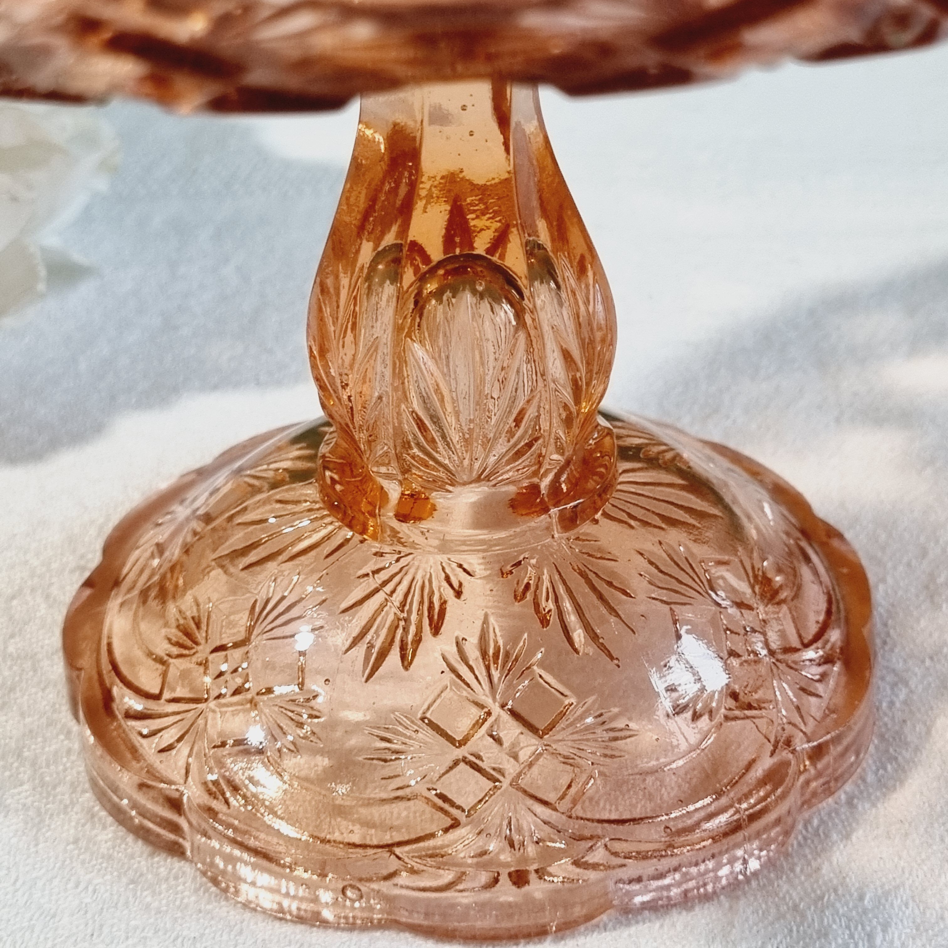 Flat on pink glass piedouche SV