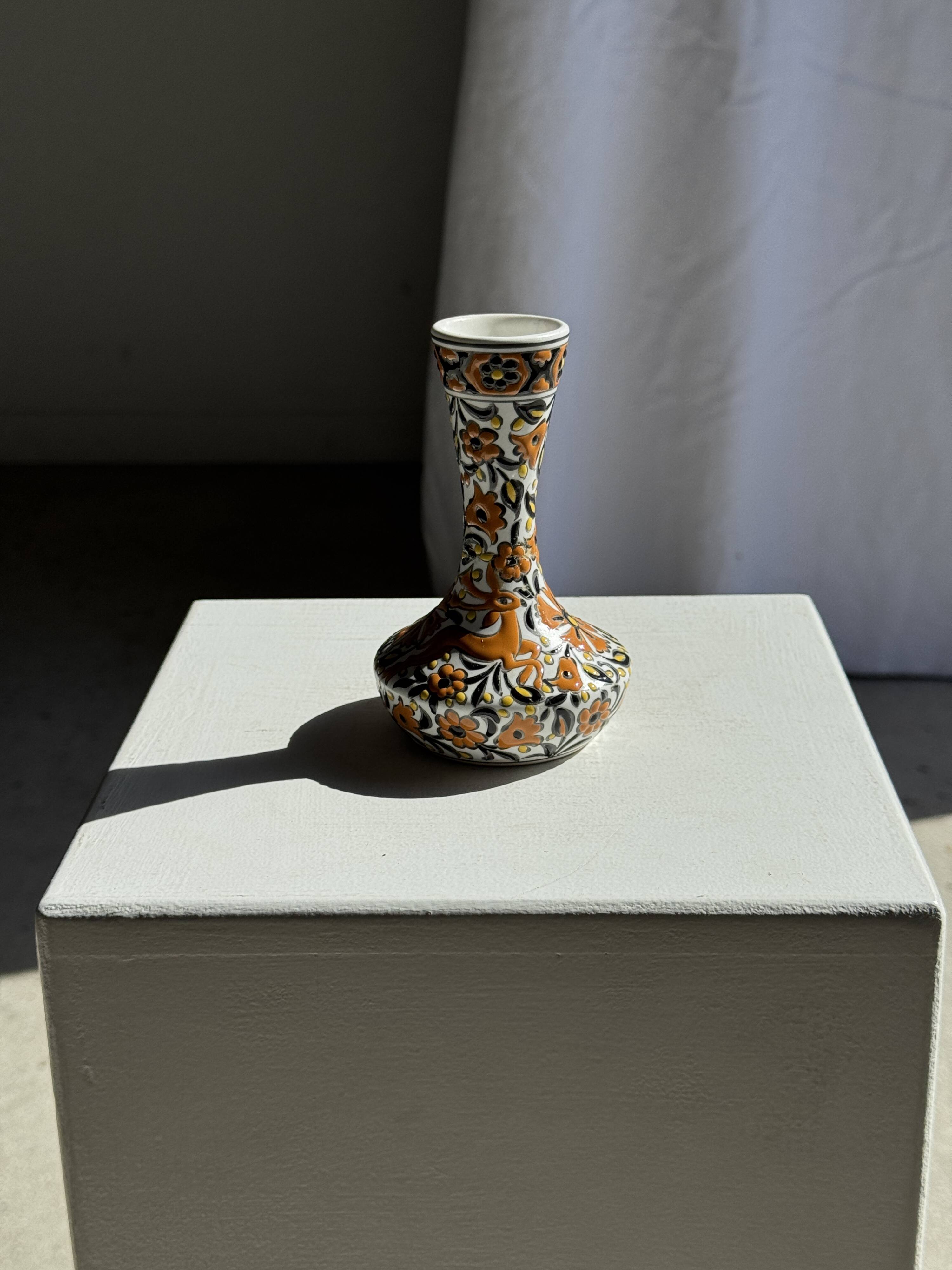 Petit vase soliflore blanc à décor floral et animalier orange H14 L9