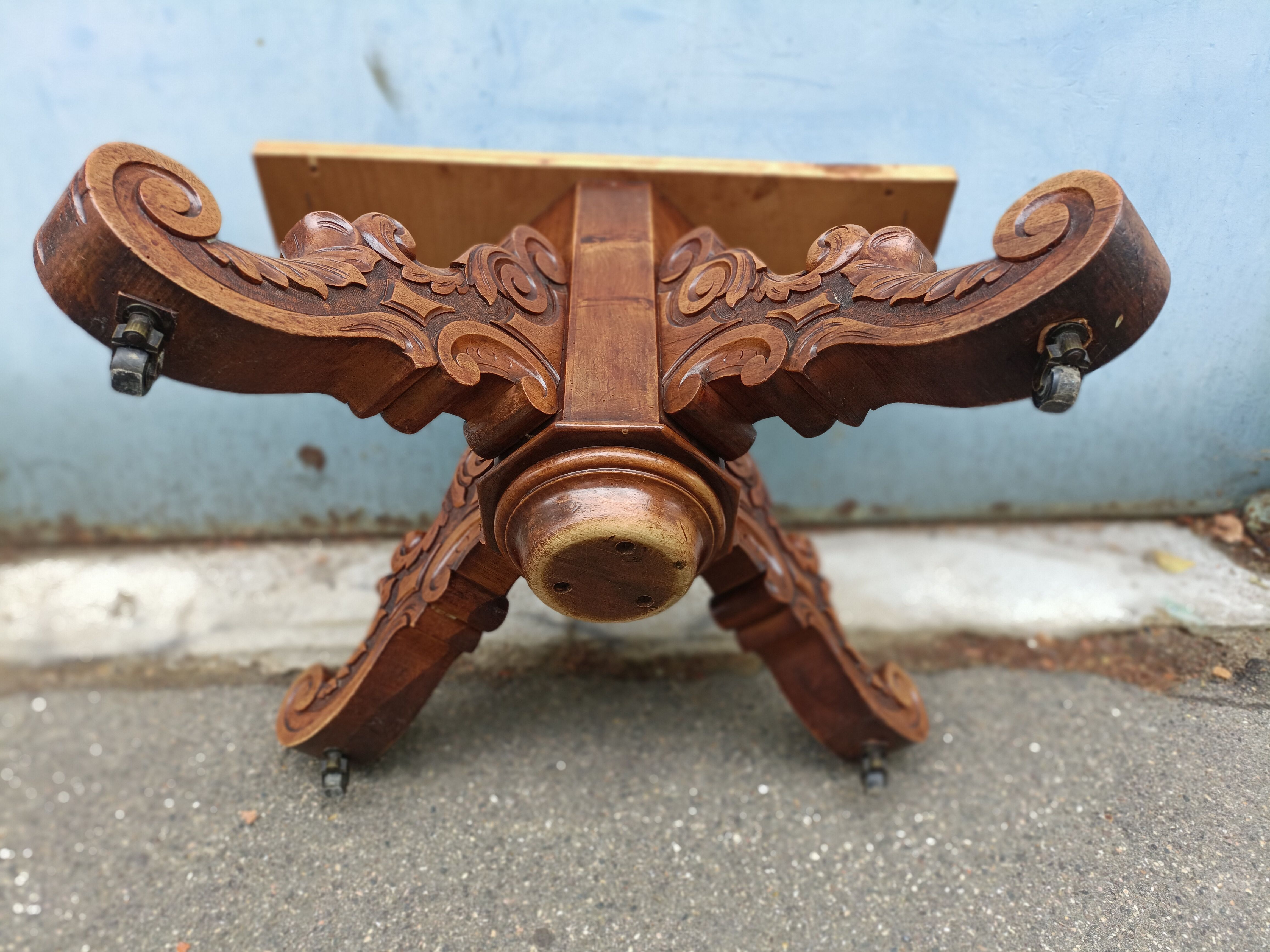 Oval dining room table early xxth walnut
