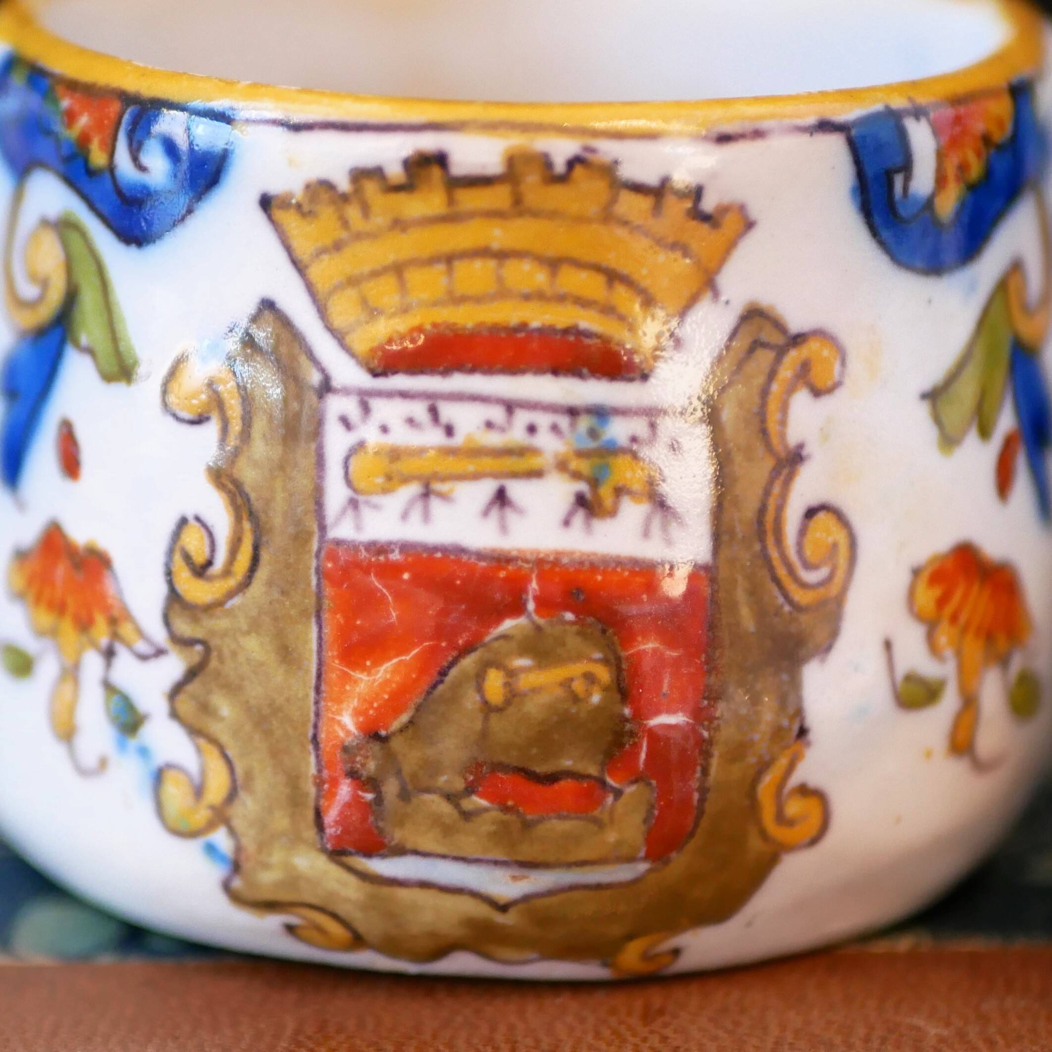 Sucrier ancien de Rouen décoré des armoiries de Saint-Nazaire