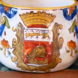 Sucrier ancien de Rouen décoré des armoiries de Saint-Nazaire