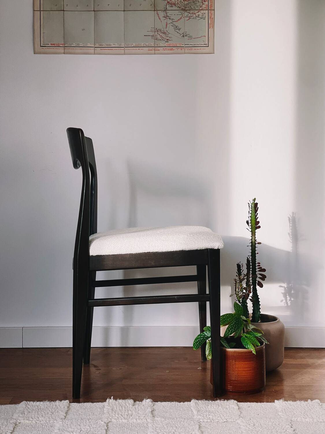 5 vintage chairs in dark wood and bouclé wool