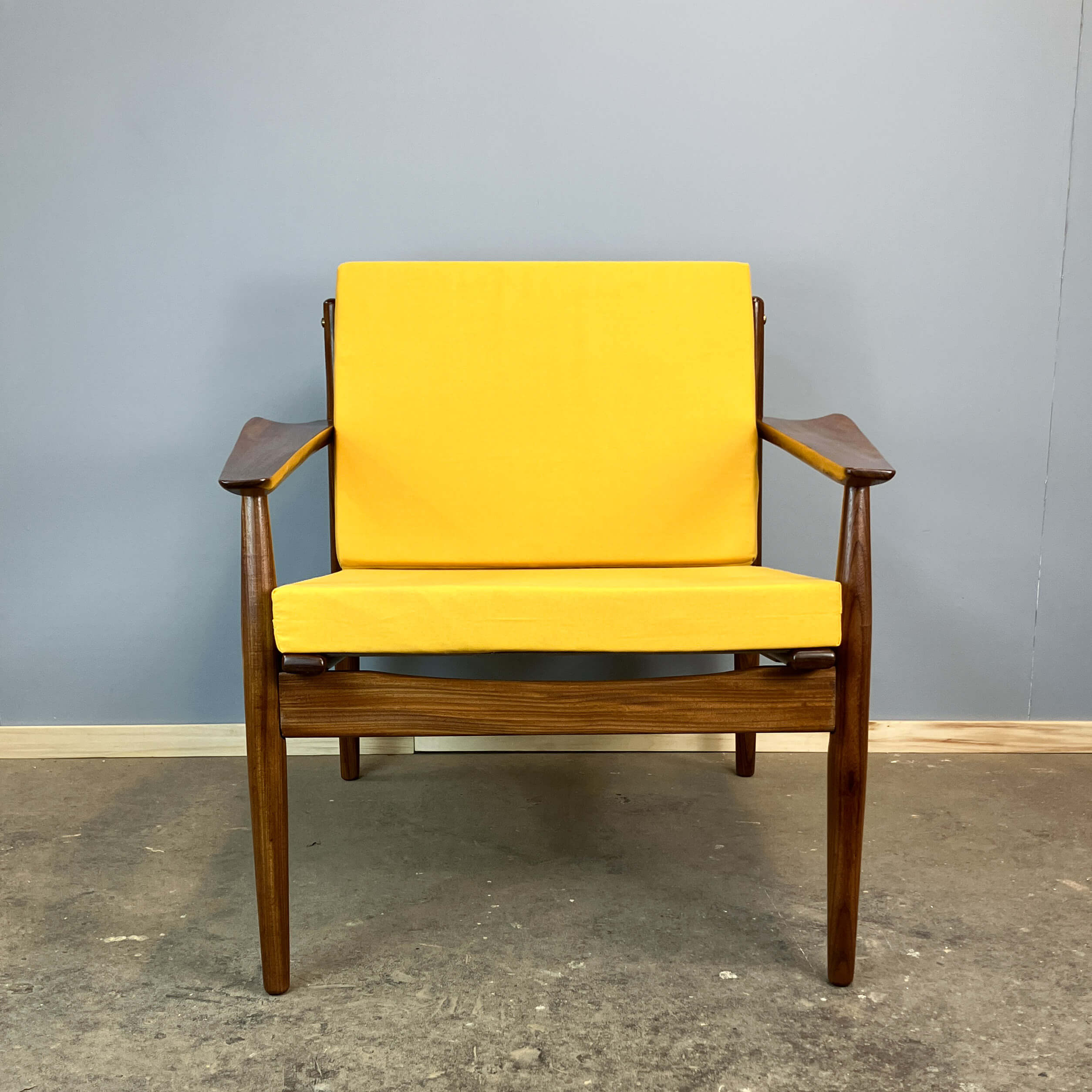 Fauteuil par Arne Vodder pour Glostrup, teck avec un revêtement en tissu jaune moutarde, années 1950.
