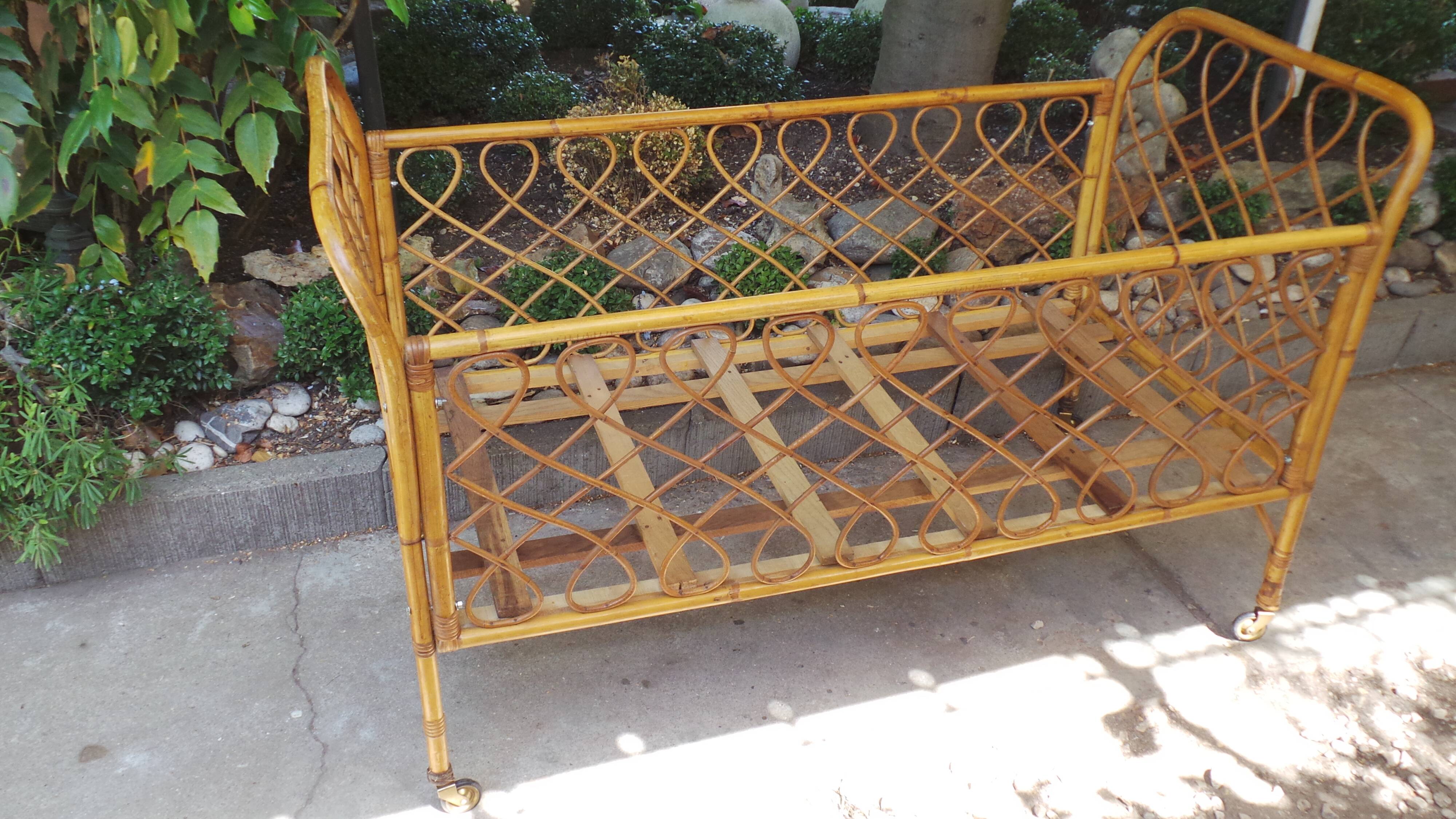 Lit de bébé en rotin années 50