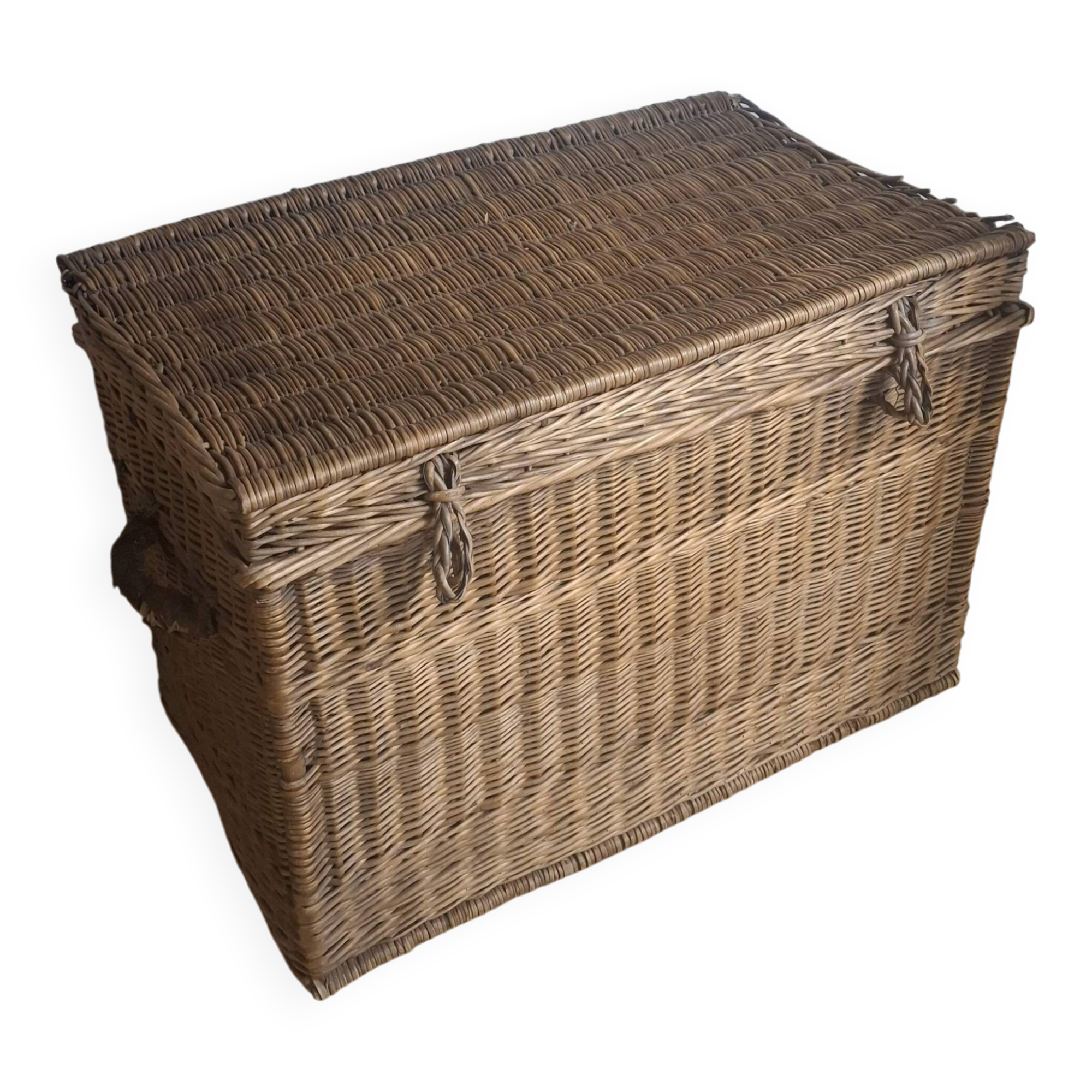 Wicker travel trunk
