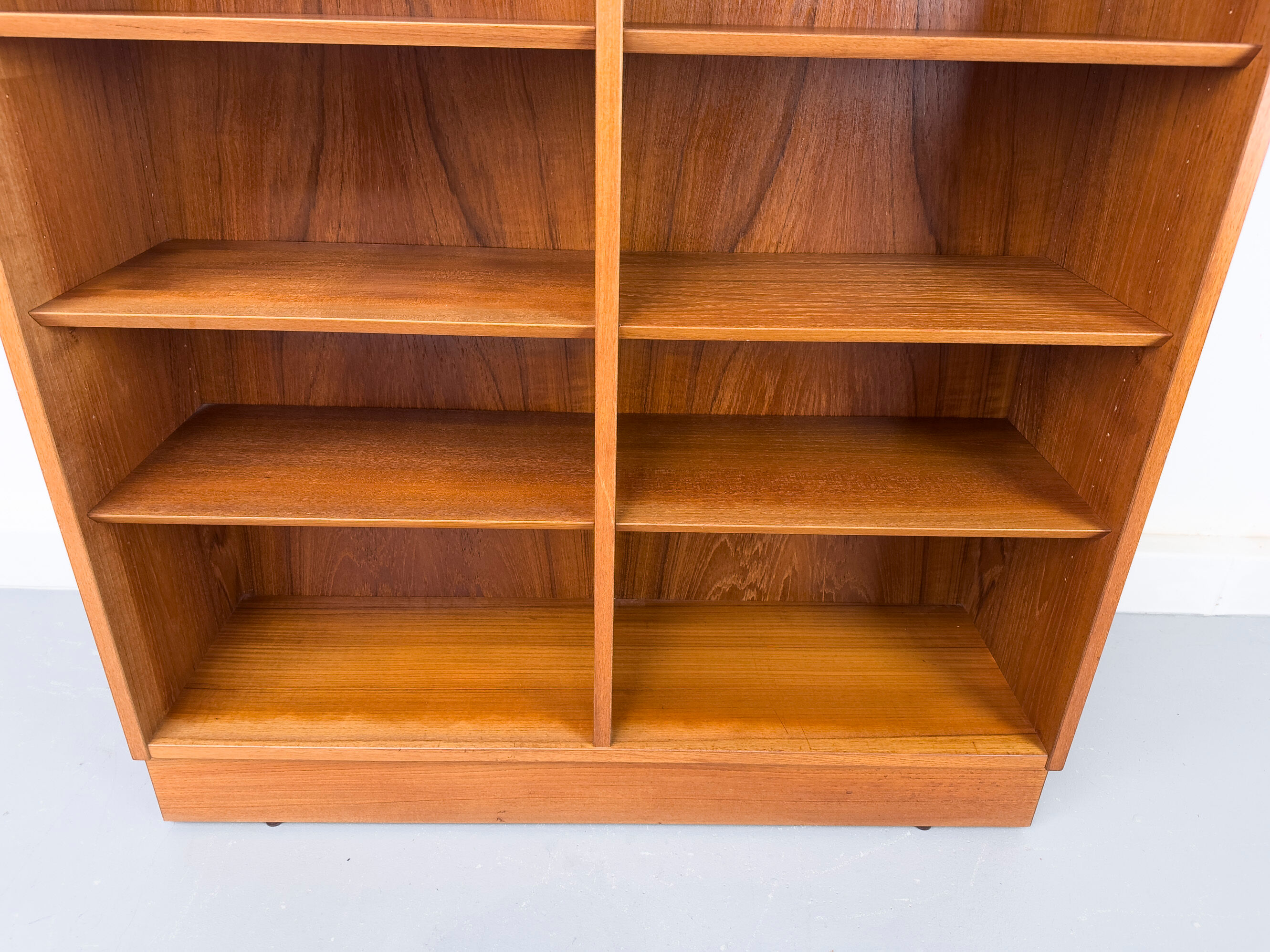 Bibliothèque en teck par Carlo Jensen pour Hundevad & Co., 1960