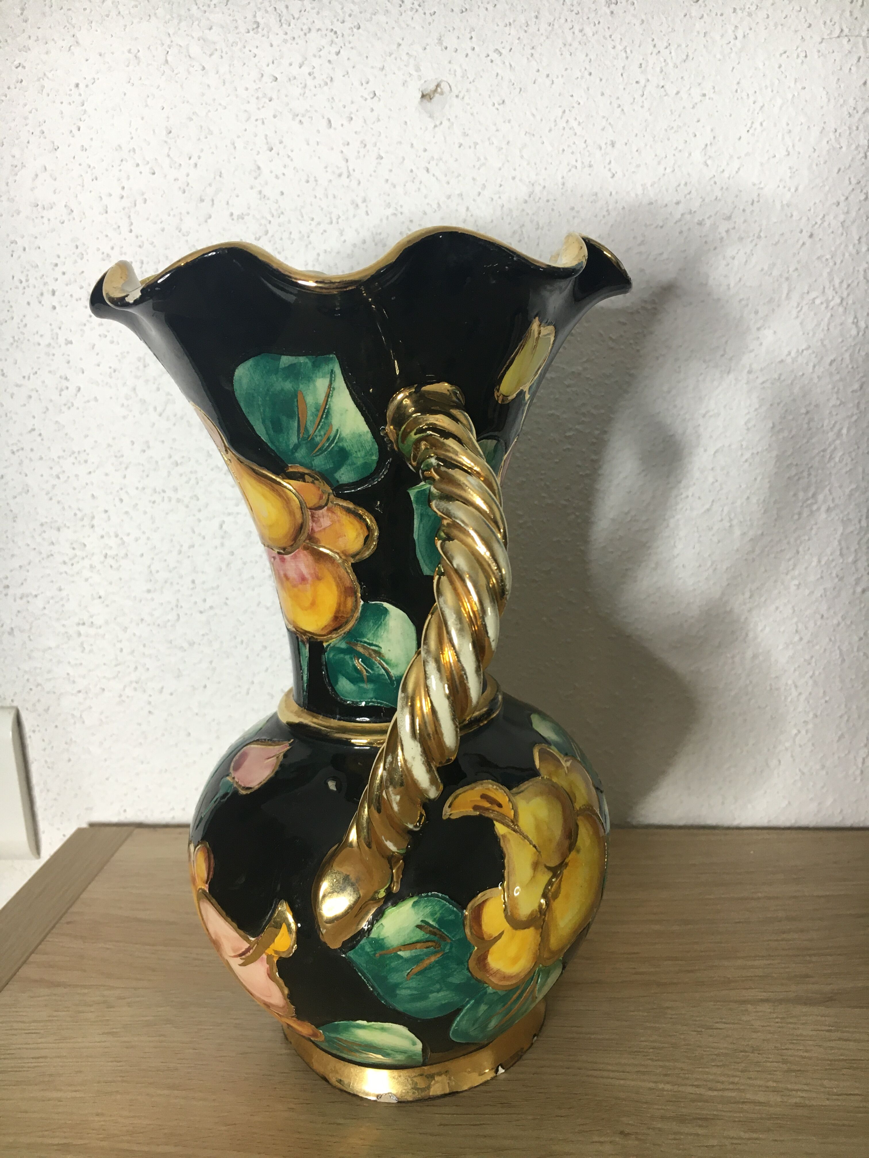 Vase Vallauris avec décor fleurs, dorure et anses torsadées