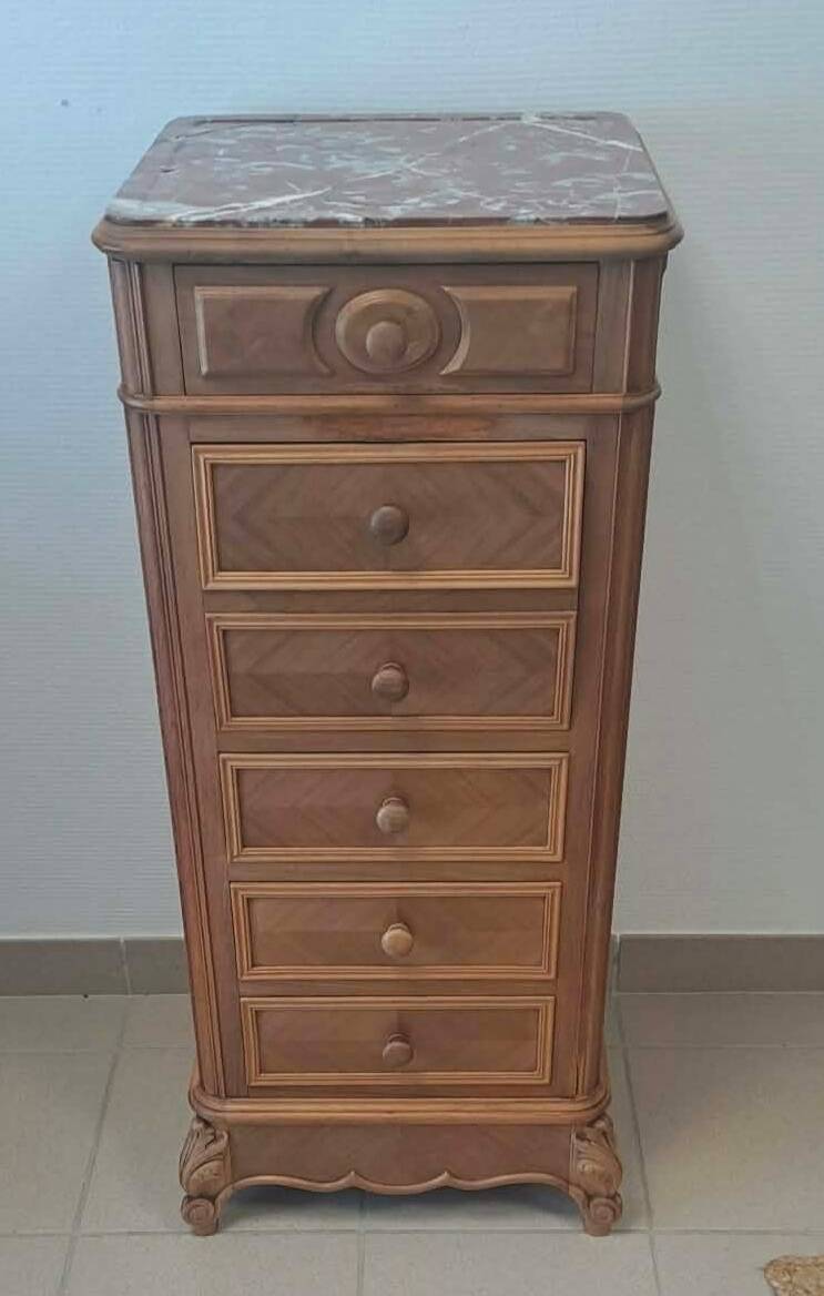 Oak chest of drawers