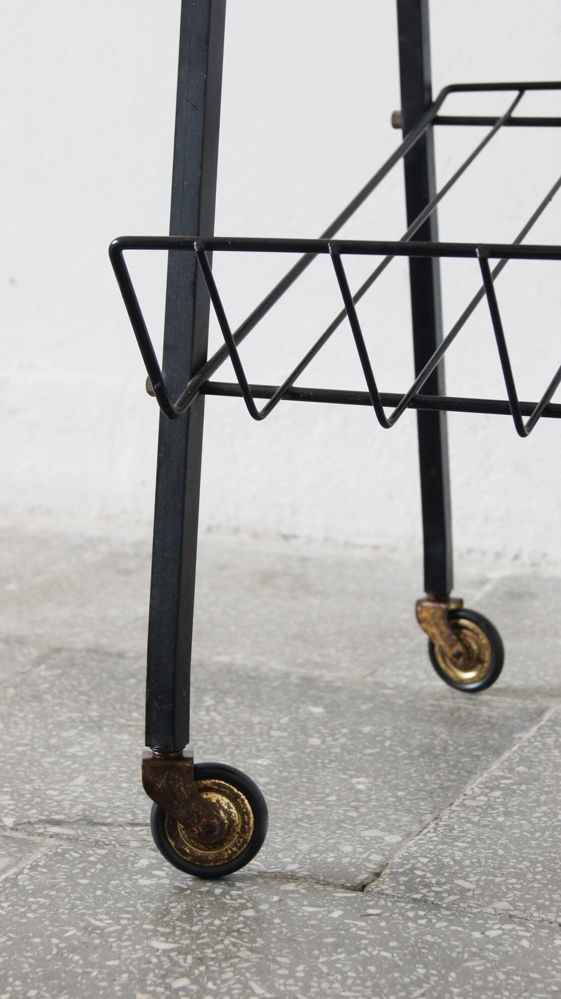 Desserte avec porte-magazines, années 1960