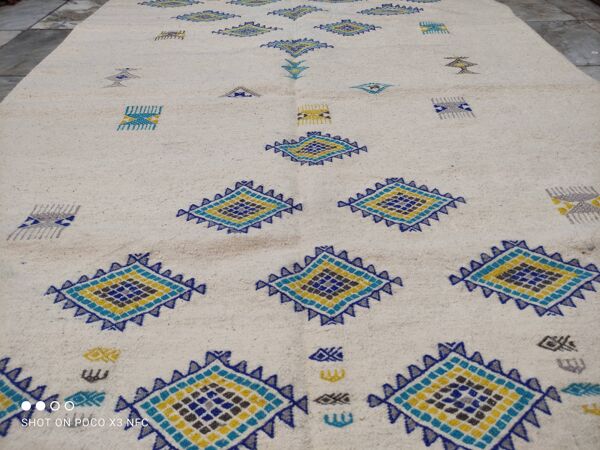 tapis blanc et bleu, tapis berbère en pure laine, tapis béni ourain fait à la main